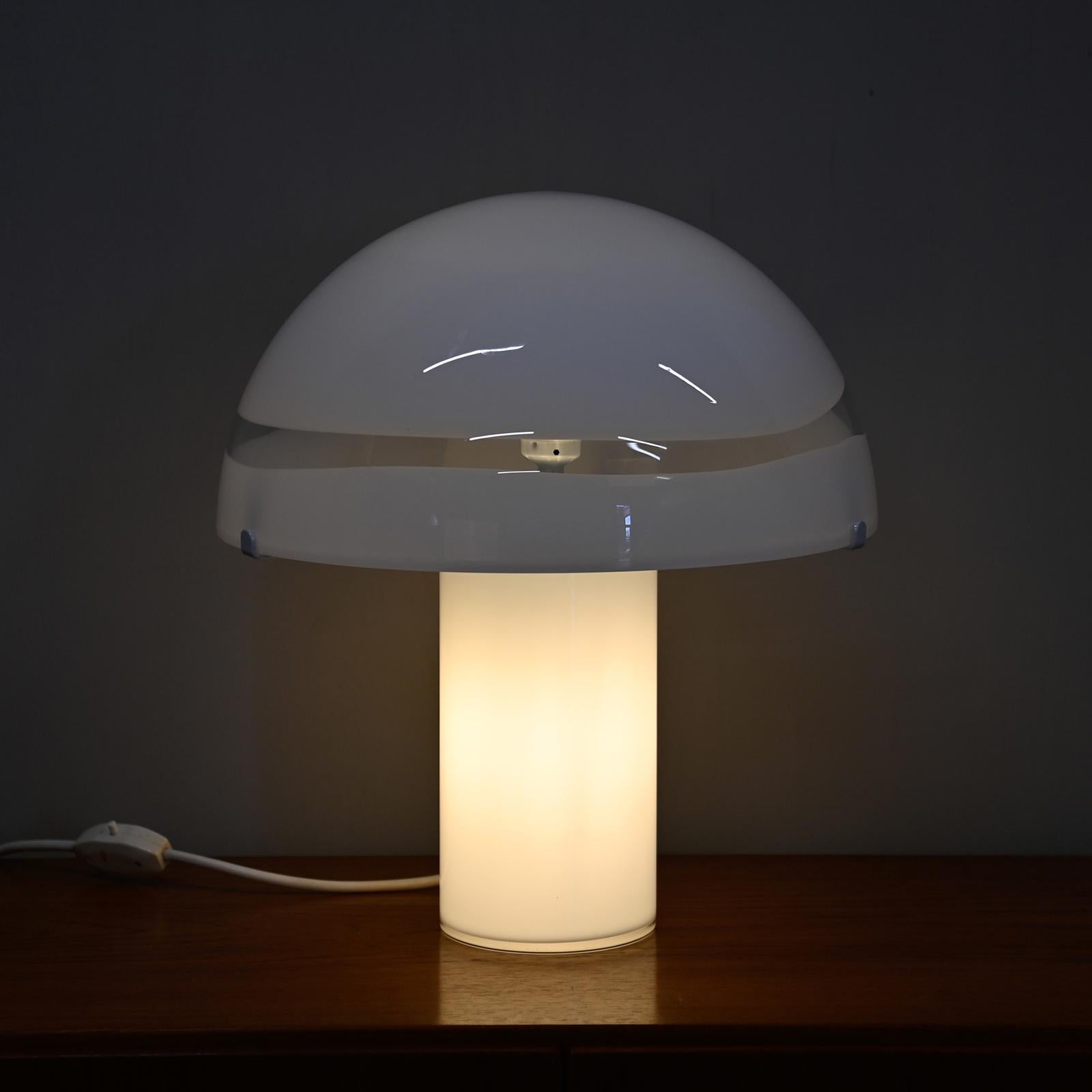 italien Lampe de table Carlo Nason Mushroom avec verre de Murano blanc pour Mazzega Italie 1970's
