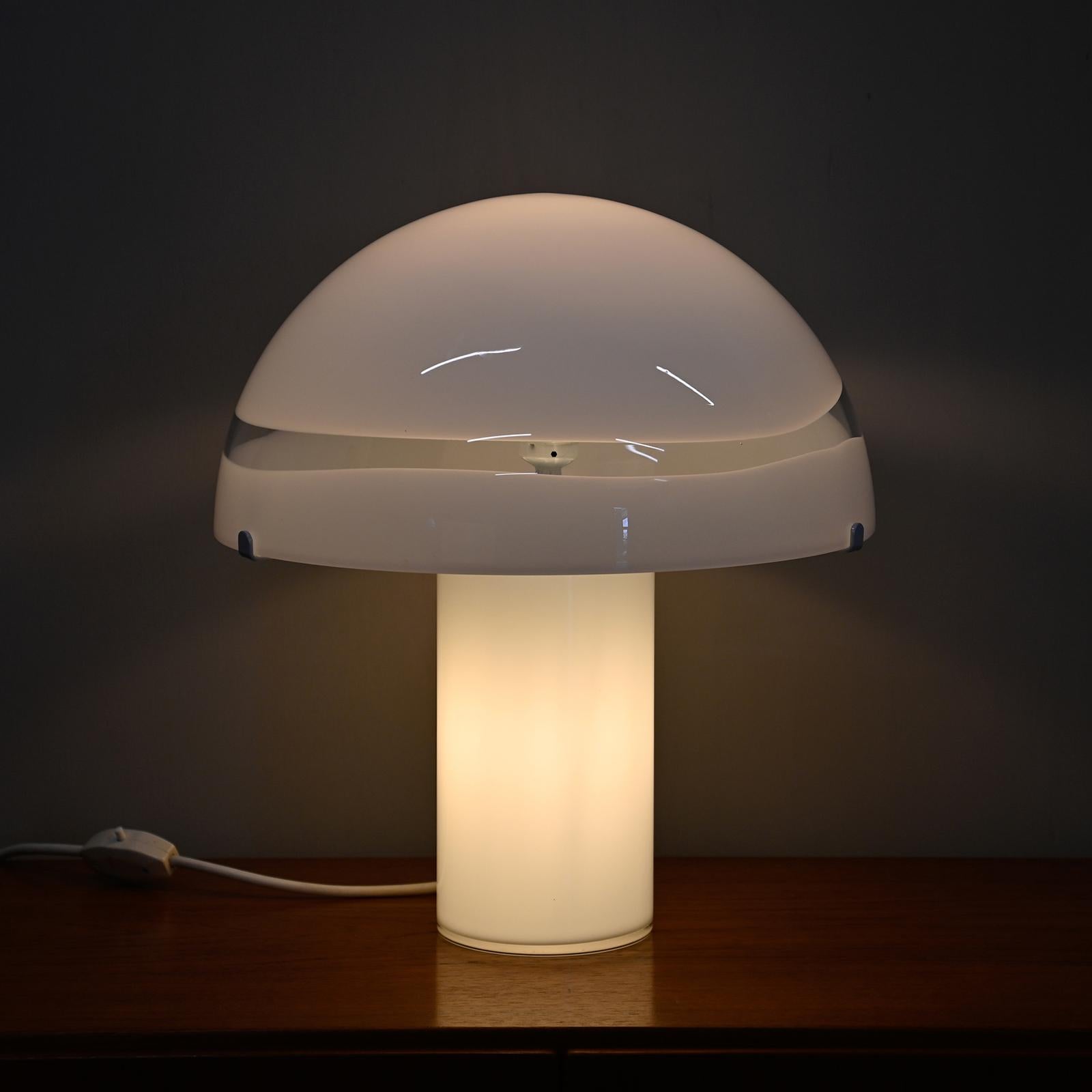 Lampe de table Carlo Nason Mushroom avec verre de Murano blanc pour Mazzega Italie 1970's Bon état à Amsterdam, NL
