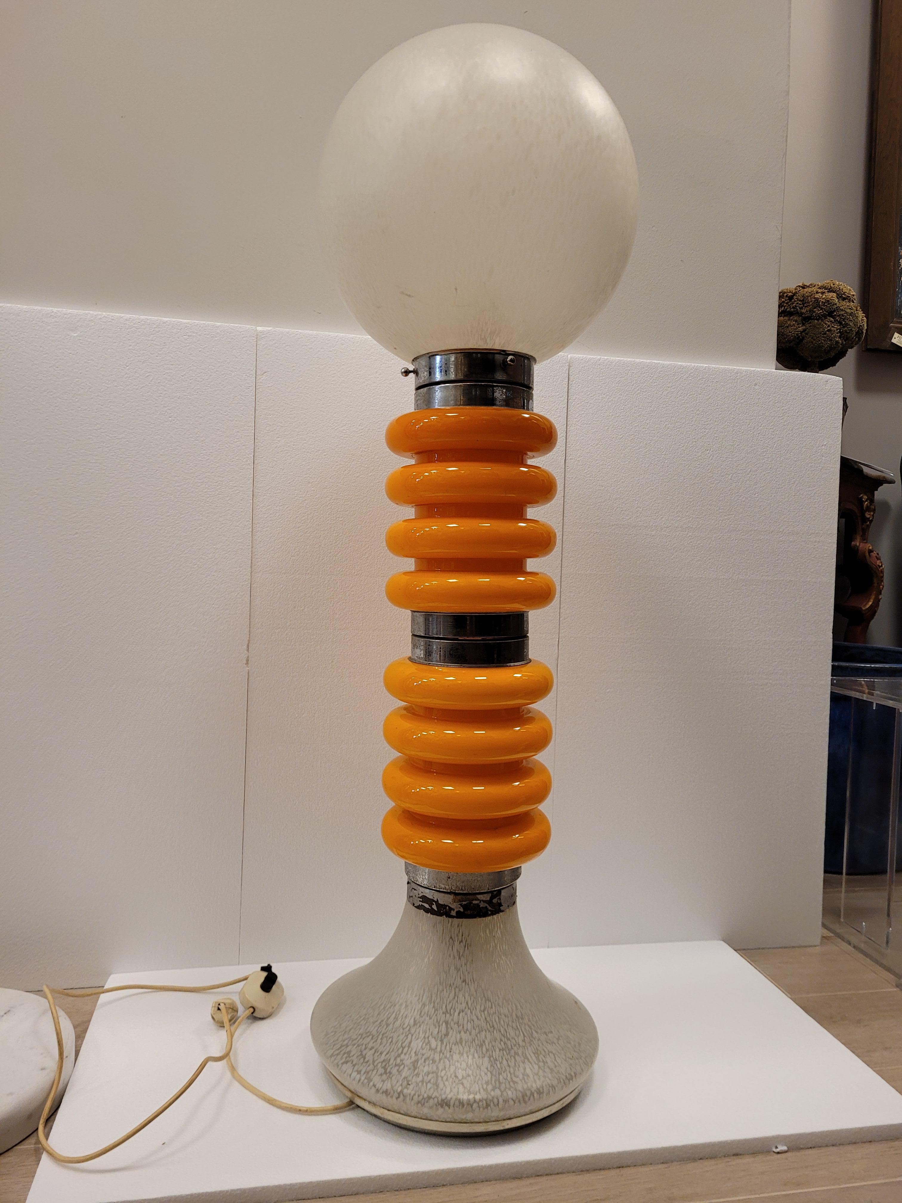 Beautiful and large floor lamp in white and orange Murano glass, design attributed to Carlo Nason for Mazzega, Murano, Italy, 60s, Space Age style. base, shaft and final globe in glass alternating with rings of bright orange glass and polished