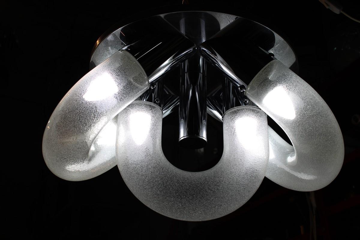 Particolare lampadario di Carlo Nason per Mazzega vetro Pulegoso 1970, struttura in metallo cromato e laccato.