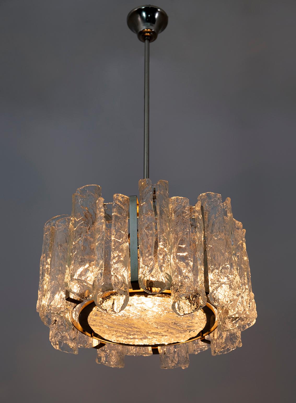 Beautiful Murano glass chandelier, made by Carlo Nason for Mazzega in the 70s, the chandelier is composed of sixteen cylindrical cannuoli and a blown glass disc, the structure is in steel, illuminated by four light bulbs.