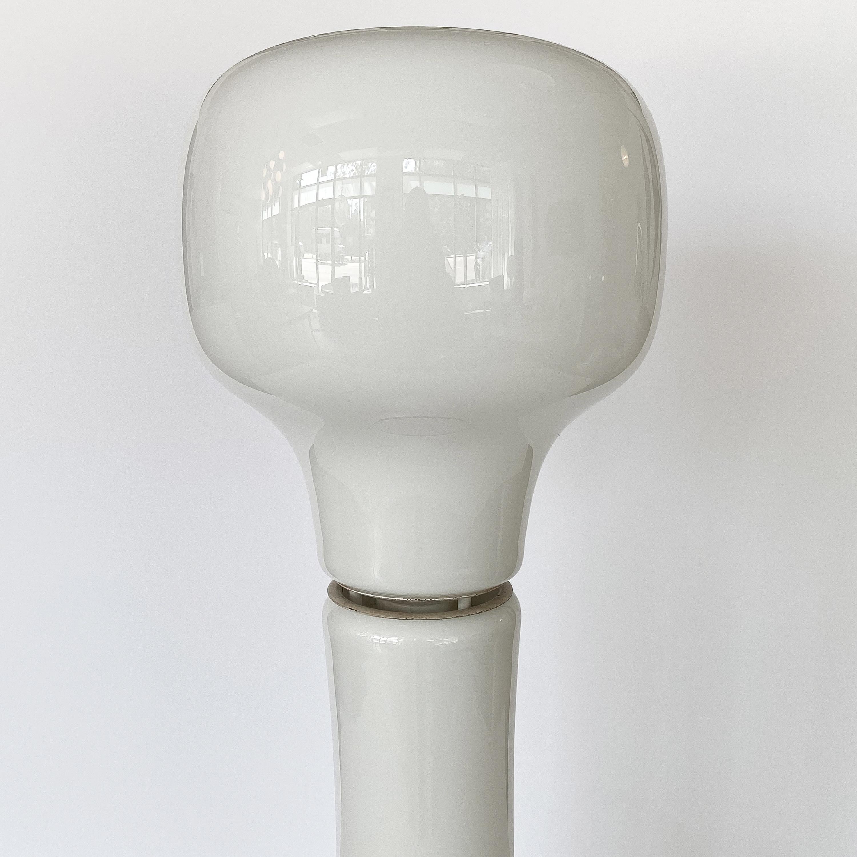 Carlo Nason Sculptural White Murano Glass Table Lamp for Mazzega In Good Condition In Chicago, IL