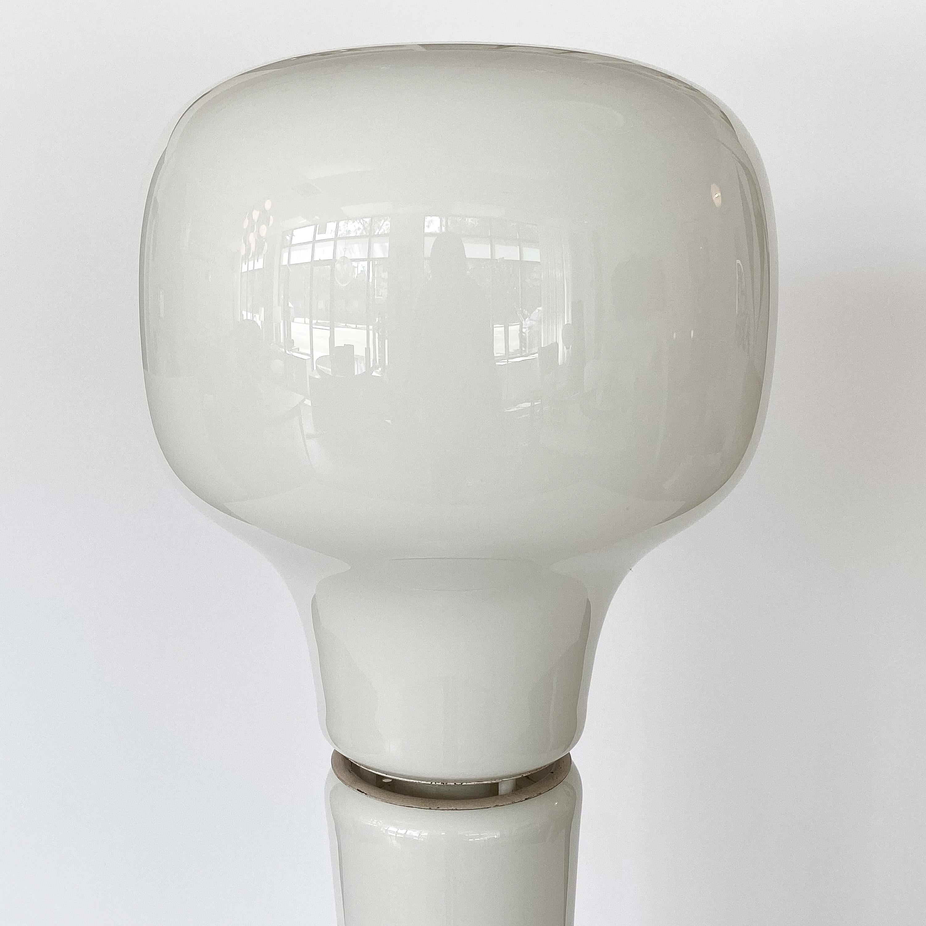 Mid-20th Century Carlo Nason Sculptural White Murano Glass Table Lamp for Mazzega