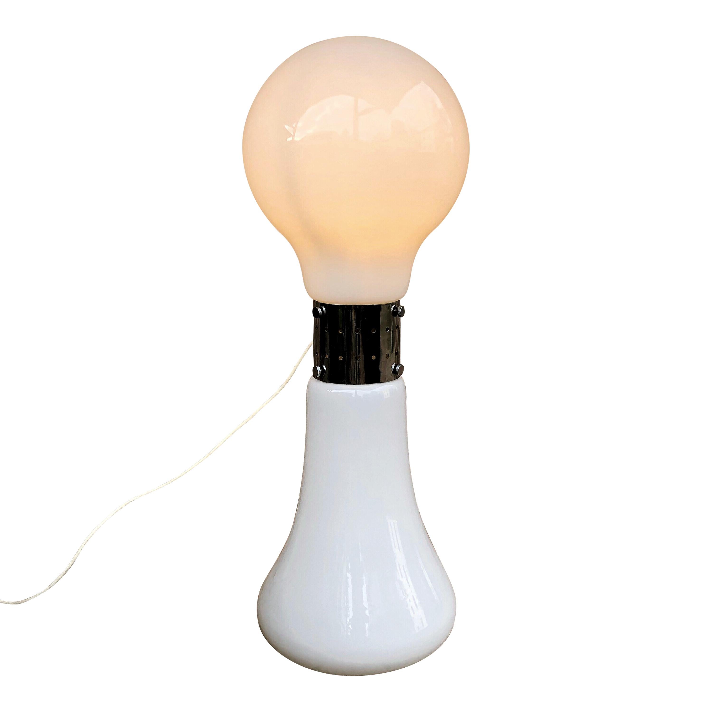 
Designé par Carlo Nason et produit par le fabricant italien Vetreria Mazzega Murano dans les années 1960, ce lampadaire est le choix idéal pour éclairer votre salon de l'ère spatiale.
Structure opaline en verre de Murano et chrome qui rappelle une