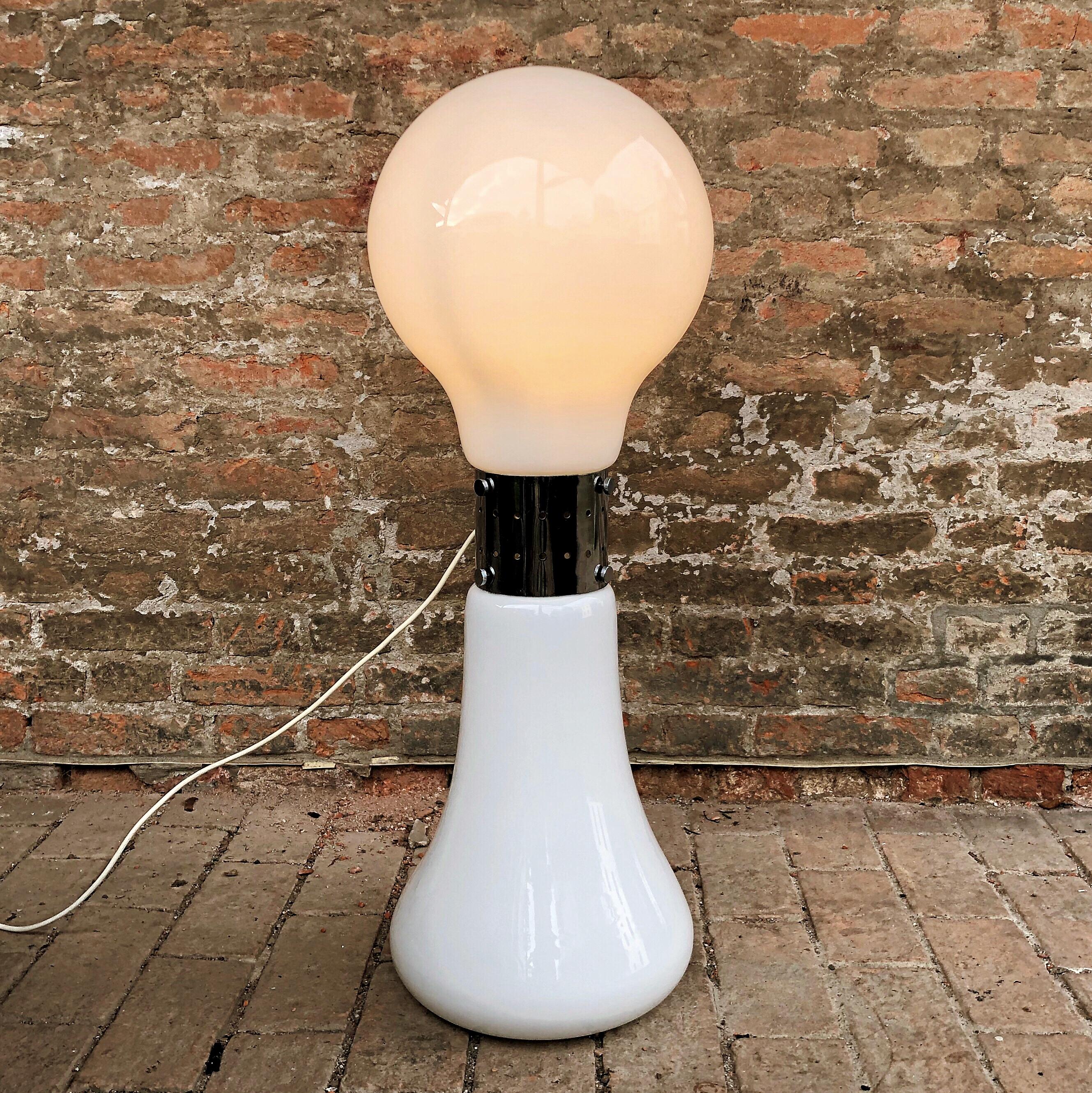 Carlo Nason Space Age Opaline Murano Glas Birillo Stehleuchte für Mazzega, 1960er Jahre (Chrom) im Angebot