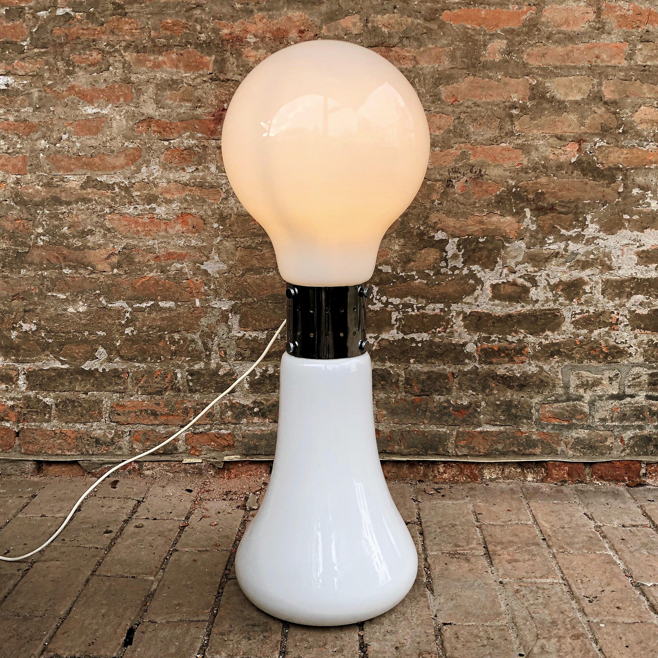 Milieu du XXe siècle Lampadaire Birillo en verre de Murano opalin de type Space A pour Mazzega, années 1960 en vente