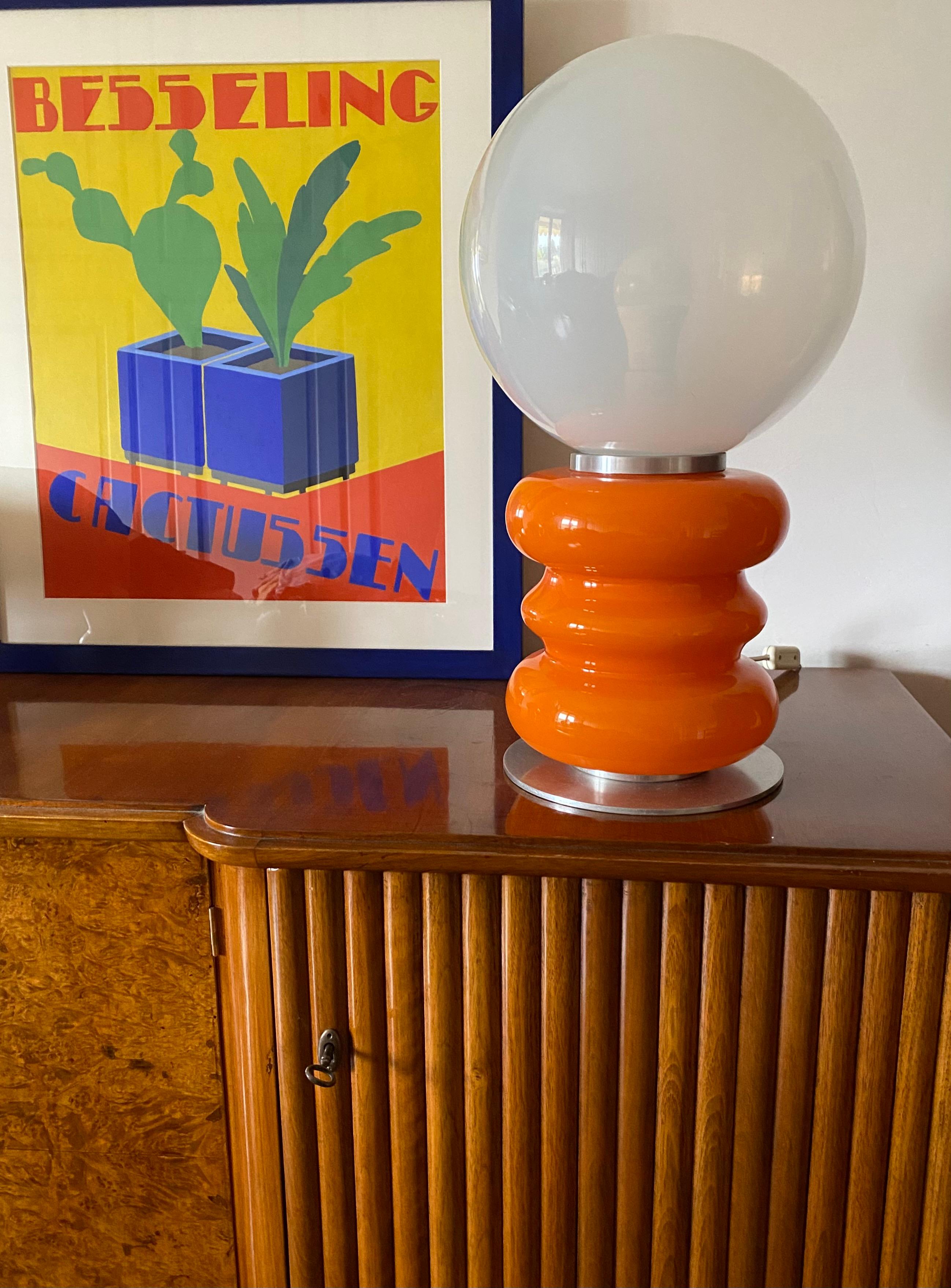 Tischlampe aus Muranoglas aus der Raumfahrt.

Entworfen von Carlo Nason, AV Mazzega, Italien 1970er Jahre

Opalin halb weißes Glas und orangefarbenes Glas. Verchromtes Aluminium. Zwei Glühbirnen, eine beleuchtet die weiße Kugel, die andere den