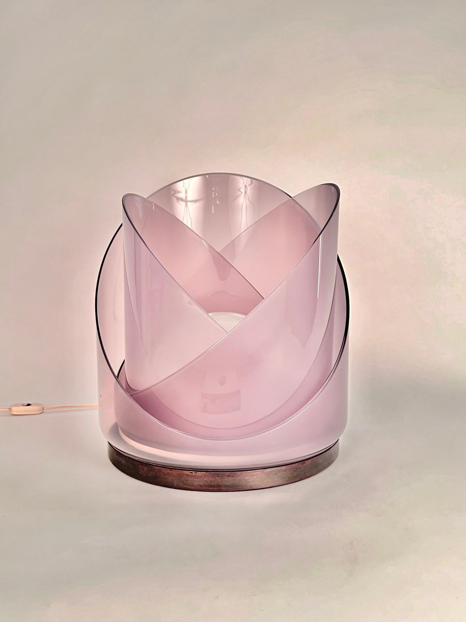 Lampe de table en verre, conçue par Carlo Nason et éditée par Mazzega.Two  lunettes en demi-cercle, à l'intérieur d'un  Cadre en verre de Murano, qui tourne autour d'un globe central.Excellent état.Emballage professionnel gratuit.