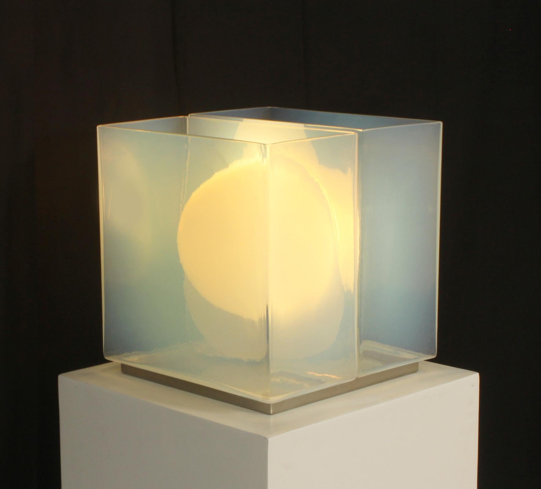 Lampada da tavolo modello LT323 disegnata negli anni '60 da Carlo Nason per Mazzega, Italia. Lampada composta da due pezzi di vetro soffiato a mano con una base in acciaio e una lampadina. Questa lampada scultorea può essere utilizzata come vaso. 