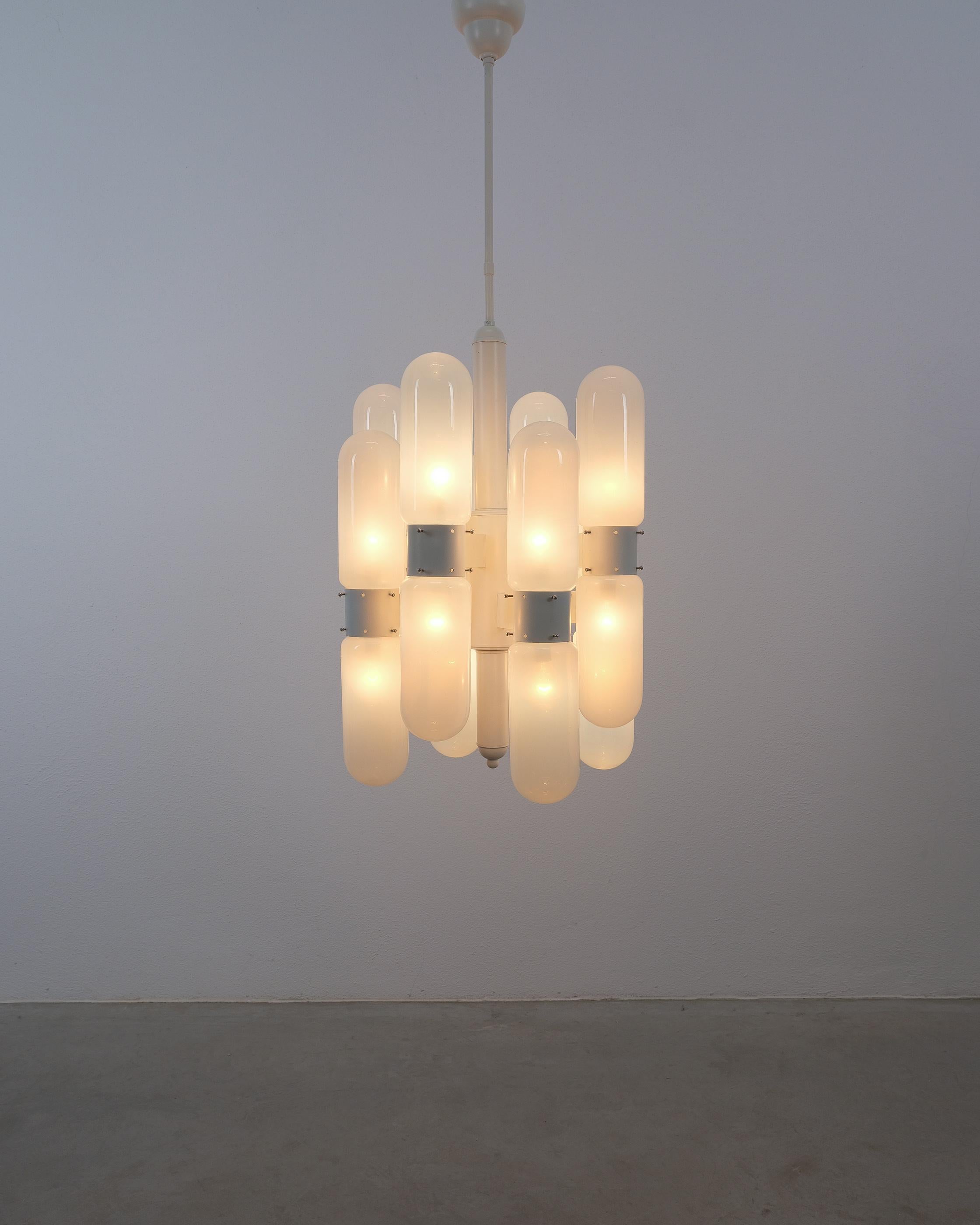 Lampadario in vetro Torpedo iridescente di Carlo Nason per Mazzega, Italia, 1960

Scarsissima lampada Carlo Nason con un diametro di quasi 20 pollici in condizioni di restauro. La vernice originale bianco-crema è stata rinnovata. Questa lampada è