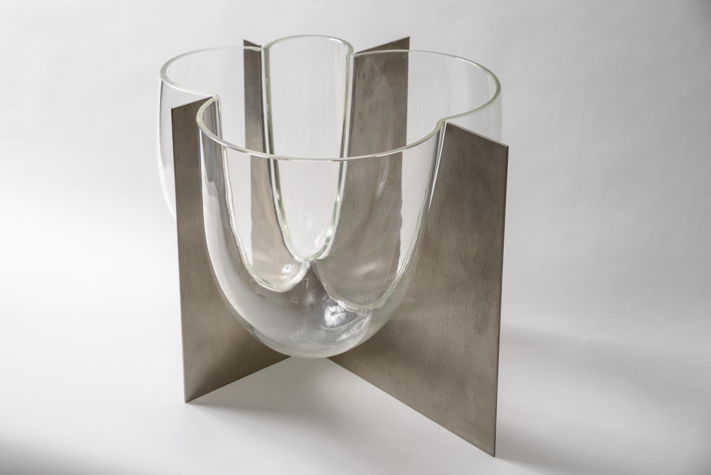 Carlo Nason Vase aus poliertem Aluminium und geblasenem Glas
Eine Ikone des Designs der 1970er Jahre