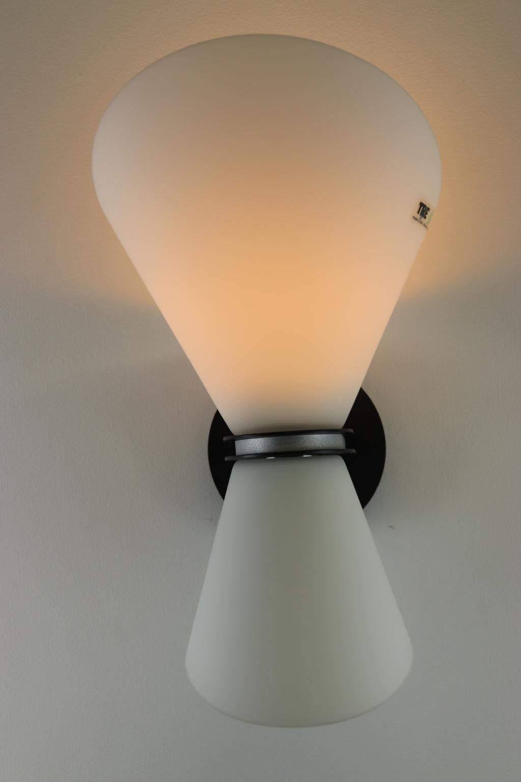 Mid-Century Modern Carlo Nason Wall Lamp Murano Hand Blown Double Glass Diffuser Satin White For Sale