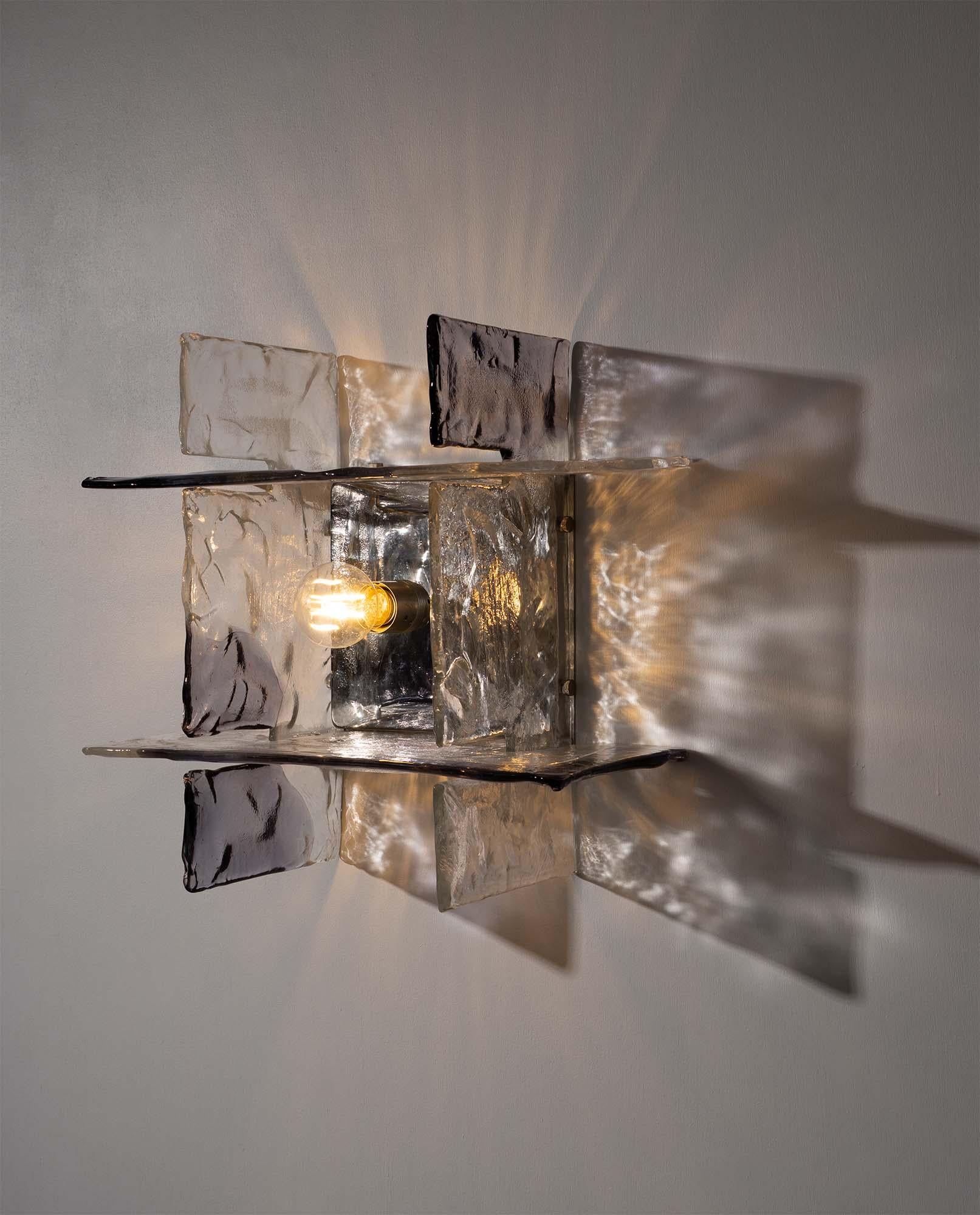 Diseñado por Carlo Nason para AV Mazzega en Italia entre 1970 y 1979, este escultural candelabro moderno de mediados de siglo ejemplifica el arte y la innovación del diseño en cristal de Murano. La pieza presenta cuatro grandes elementos de vidrio