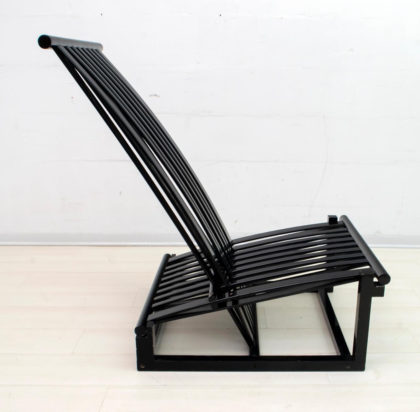 Fauteuil relax conçu par l'architecte italien Carlo Pagella et produit par Romanutti dans les années 1970. Le fauteuil est en frêne cintré et laqué noir, comme sur la photo, le dossier change de position.