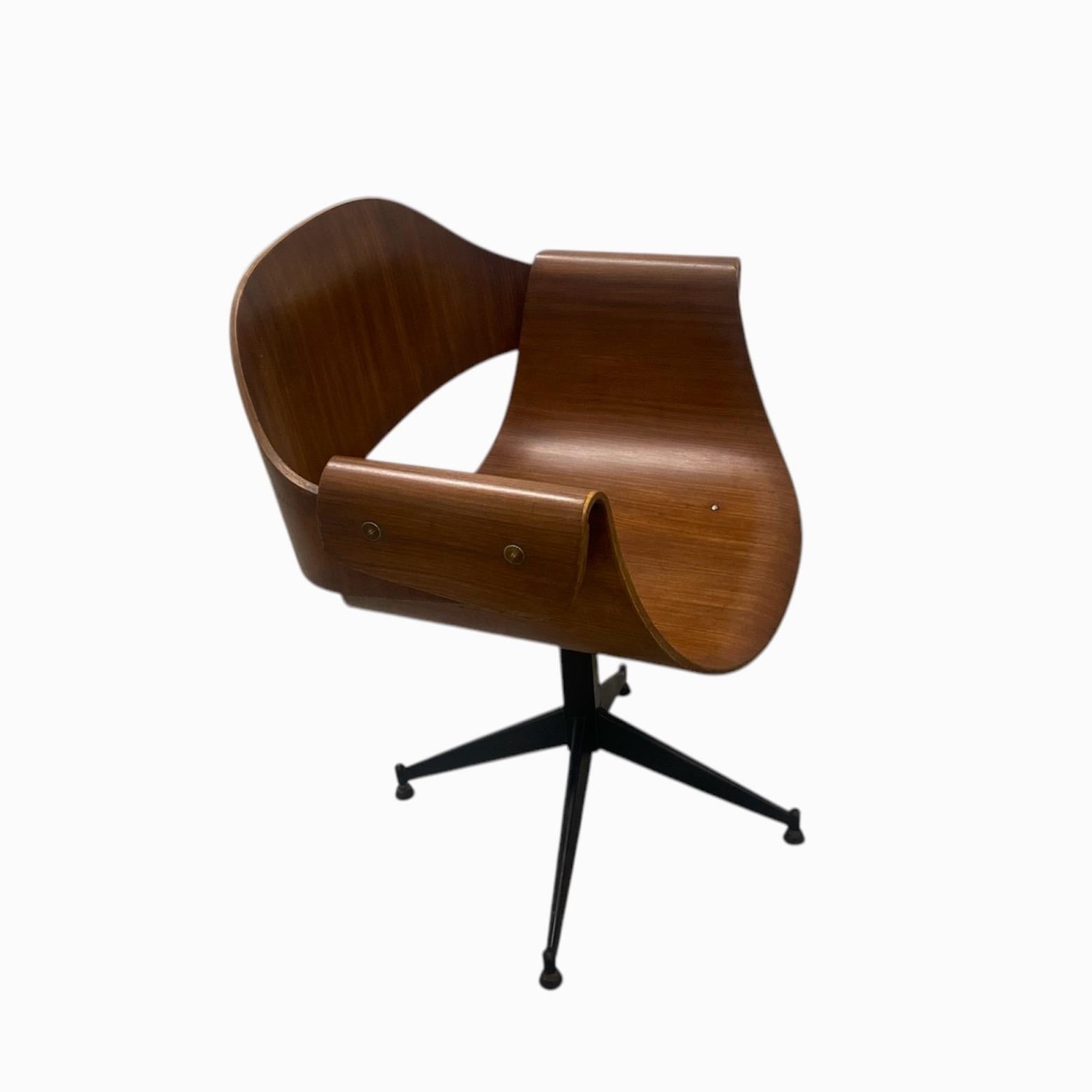 Carlo Ratti , ein seltener Stuhl aus gebogenem Schichtholz, Italien, ca. 1950-1960
Der Sitz ist drehbar und die Füße sind verstellbar, um sich an Bodenunebenheiten anzupassen. 