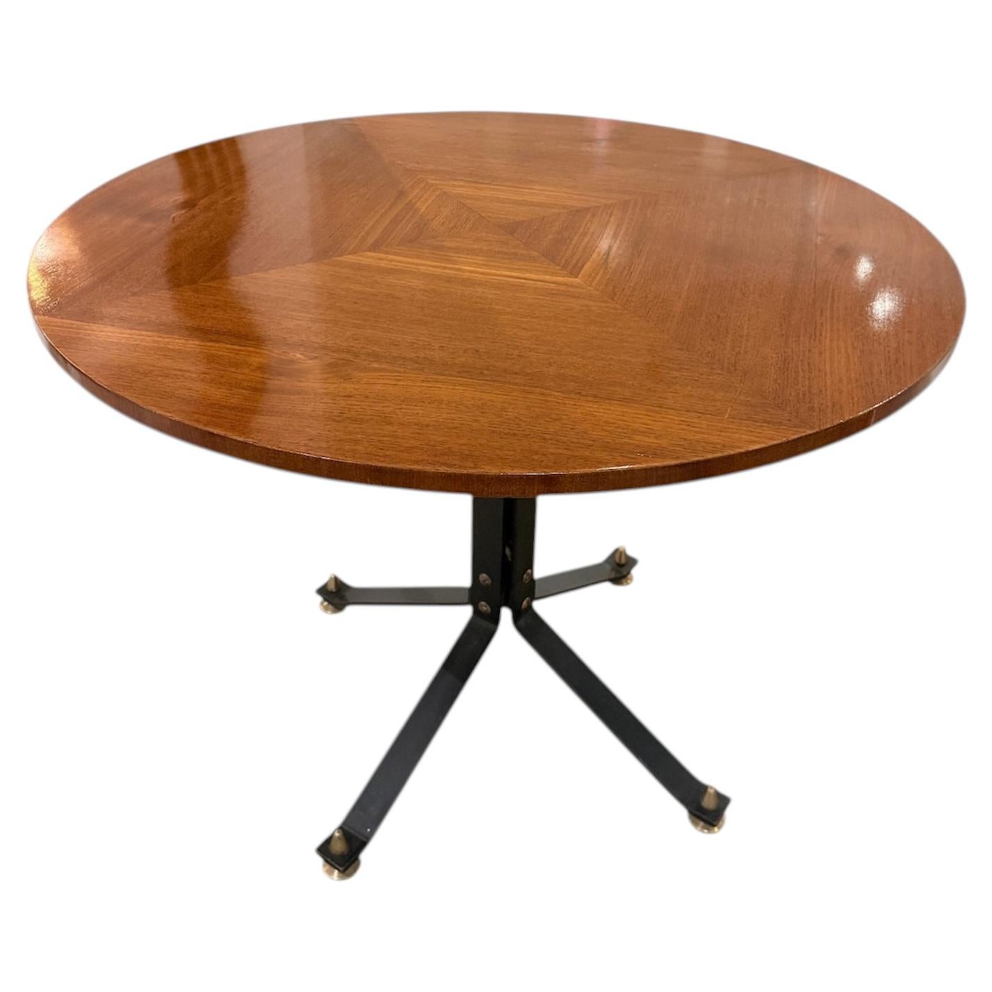 Table ronde géométrique en noyer avec base en fer, Italie, années 1950, Carlo Ratti