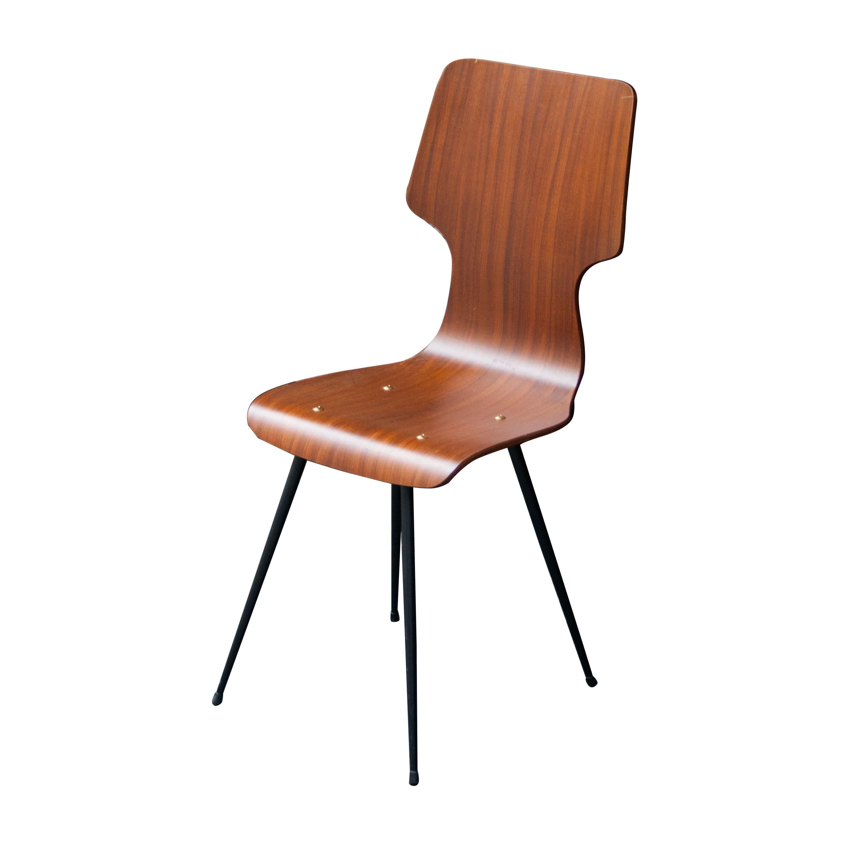 Ensemble de six chaises conçues par Carlo Ratti. Structure métallique laquée noire, assise et dossier en bois de teck.