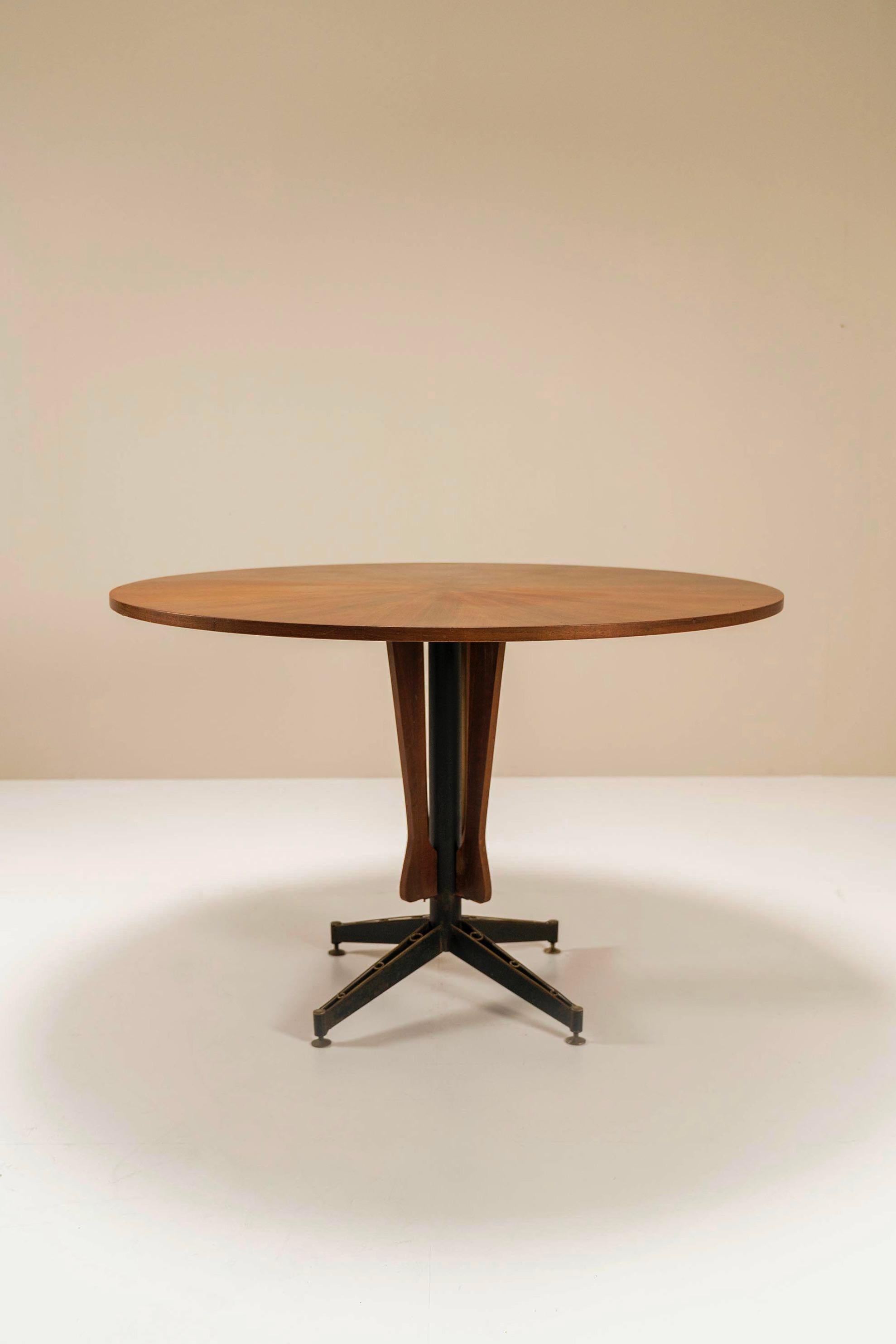 This very refined dining table was designed during the 1950s by Carlo Ratti and manufactured by the late Italian furniture company Lissoni. Let's start with the legs. The brass feet are each adjustable in height with a margin of about one and a half