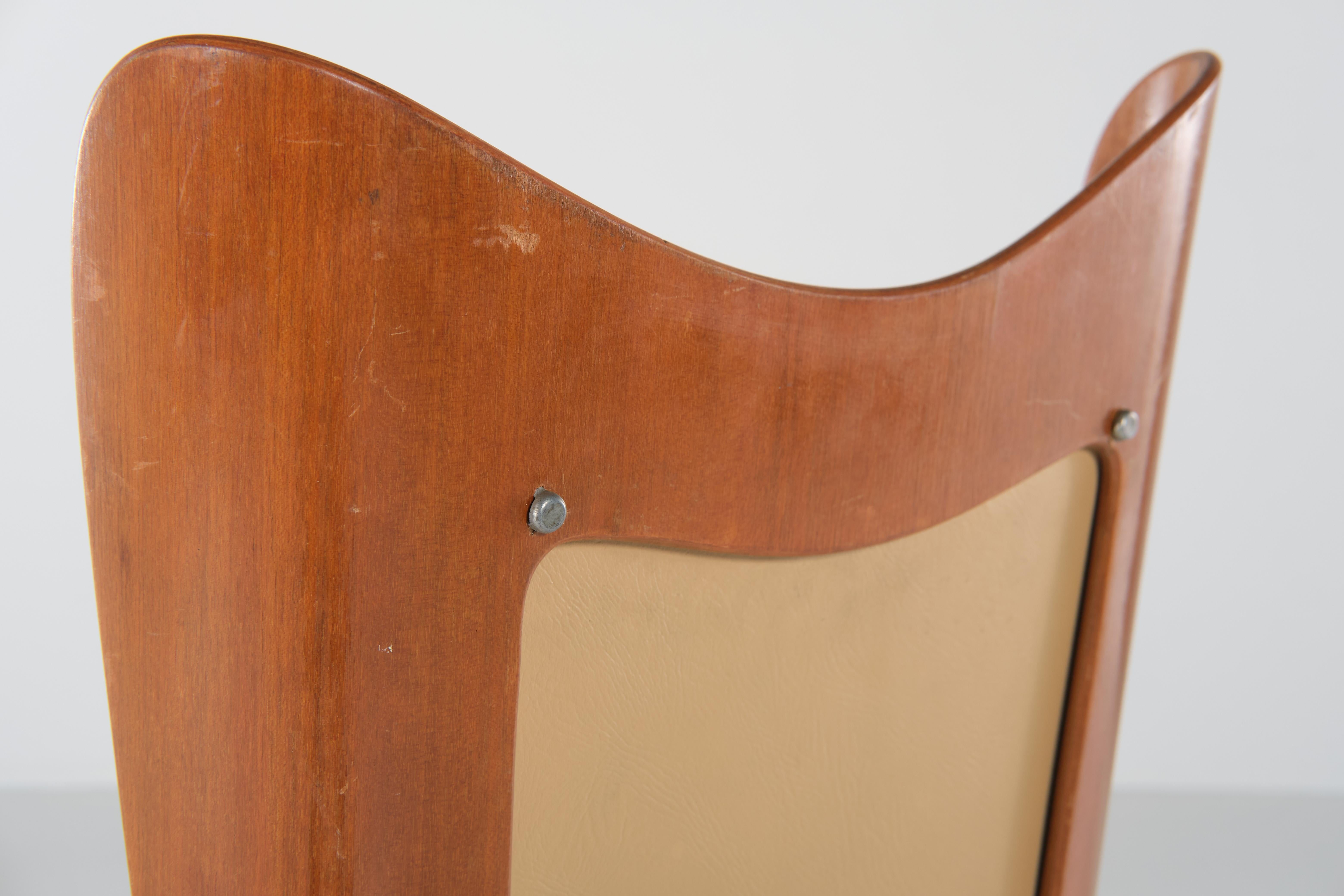 Carlo Ratti - Ensemble de 6 chaises en contreplaqué de bois et faux cuir - Design italien des années 1950 en vente 5
