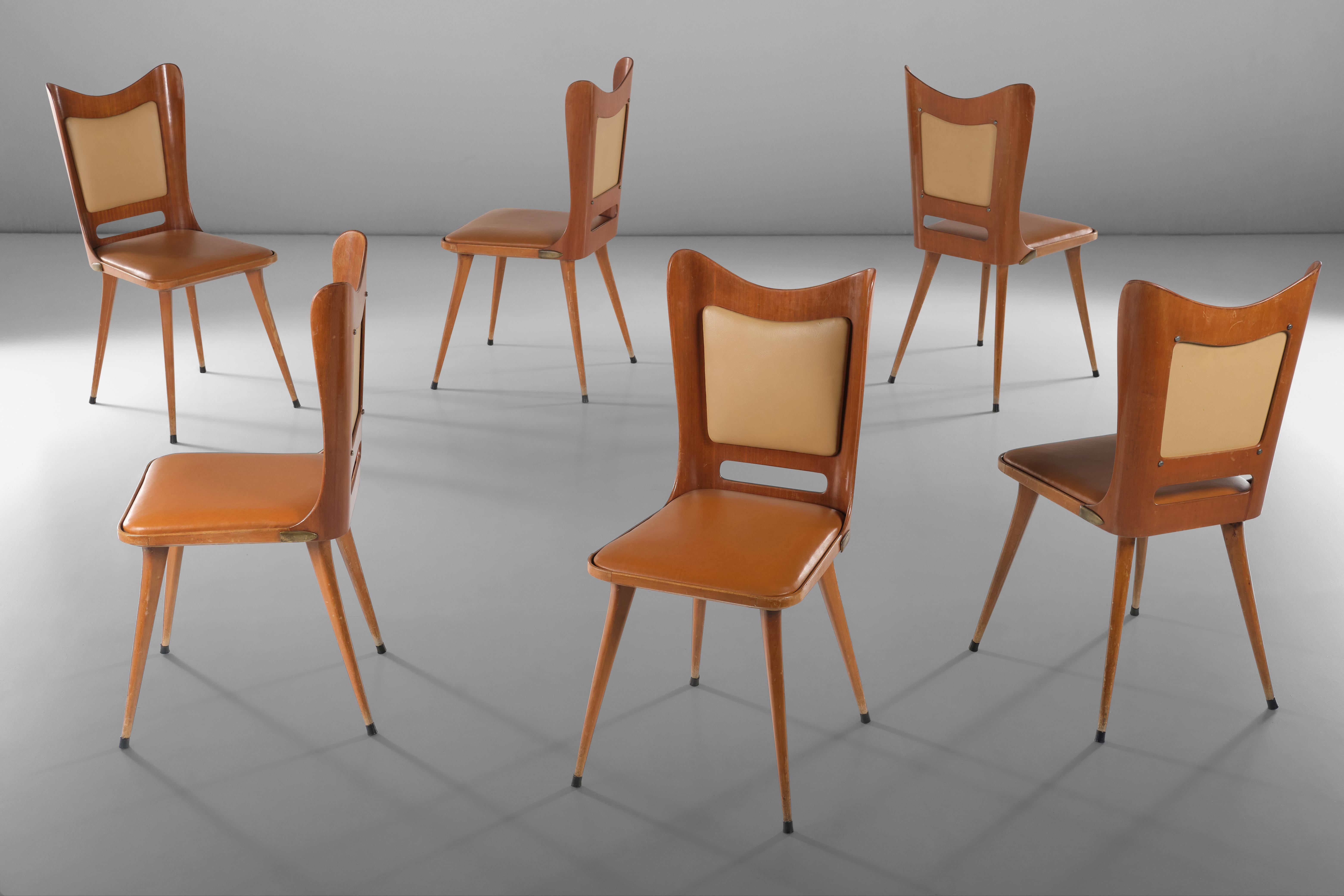 Un ensemble simple mais rare et classique issu de l'artisanat italien d'après-guerre, cet ensemble de six chaises présente une structure en bois et en contreplaqué incurvé, combinée dans un jeu de lignes qui allège et intrigue l'ensemble de la
