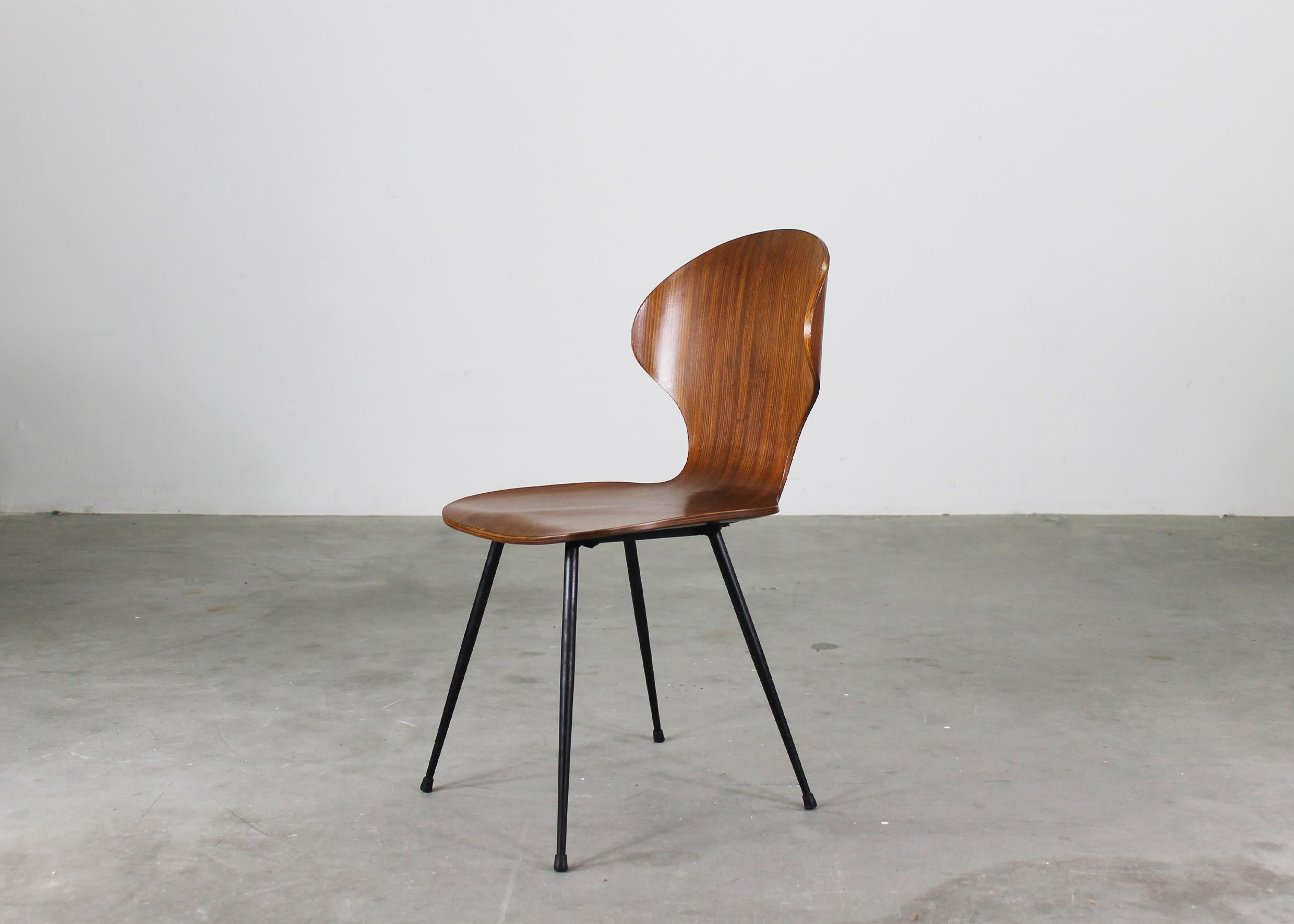 Carlo Ratti Juego de cuatro sillas de comedor Lulli de acero y madera by ILC Años 50 Italia en venta 2