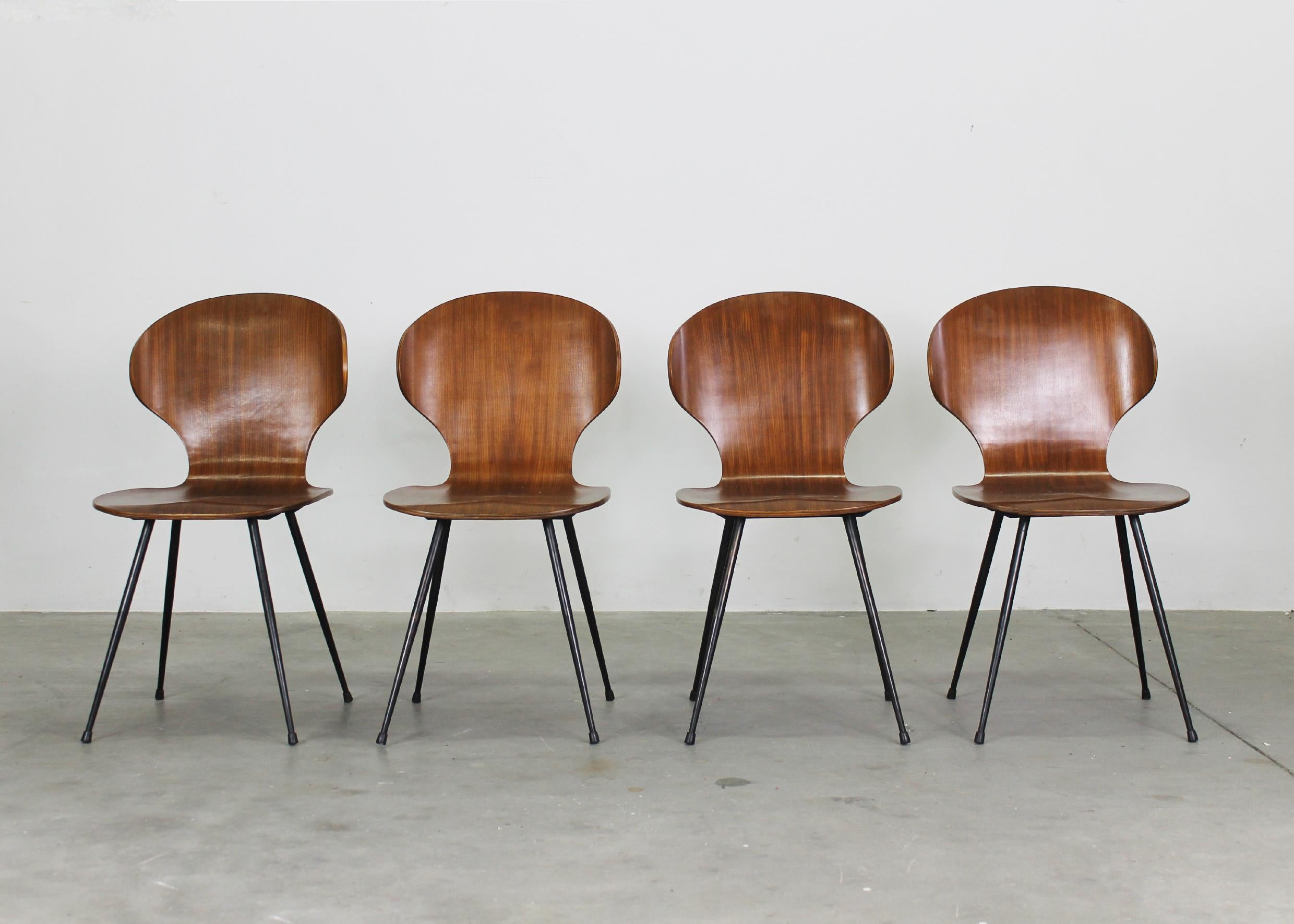 Juego de cuatro sillas de comedor Lulli con patas de acero pintado de negro, respaldo y asiento de madera chapada curvada y perfilada, diseñadas por Carlo Ratti para ILC Lissone en la década de 1950.

En Italia, a principios del siglo XX, surgieron