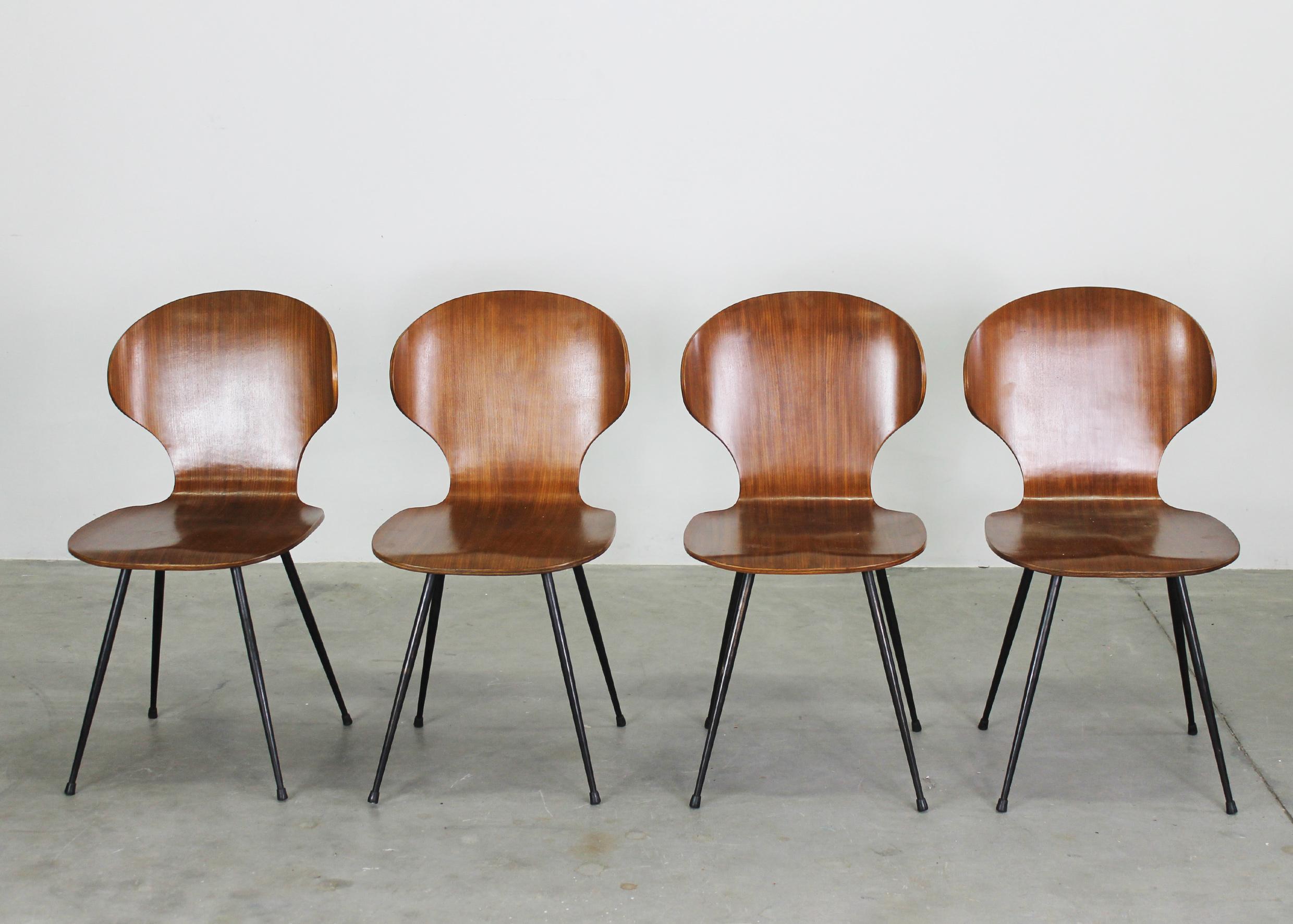 Carlo Ratti Juego de cuatro sillas de comedor Lulli de acero y madera by ILC Años 50 Italia Moderno de mediados de siglo en venta