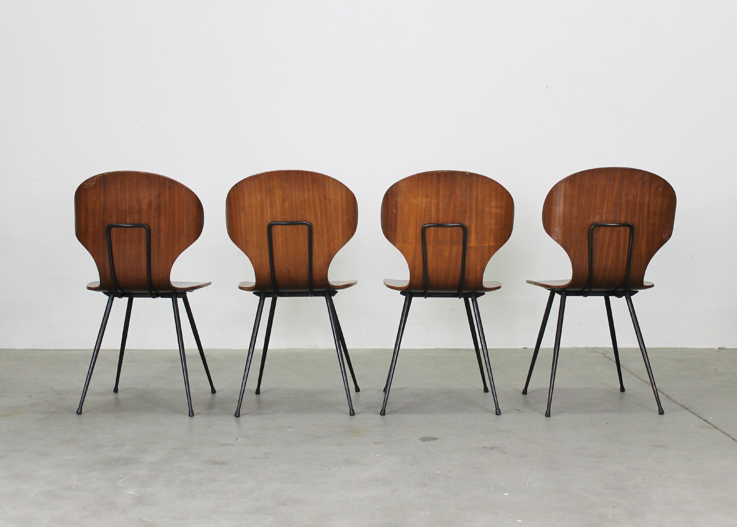 Carlo Ratti Juego de cuatro sillas de comedor Lulli de acero y madera by ILC Años 50 Italia Italiano en venta