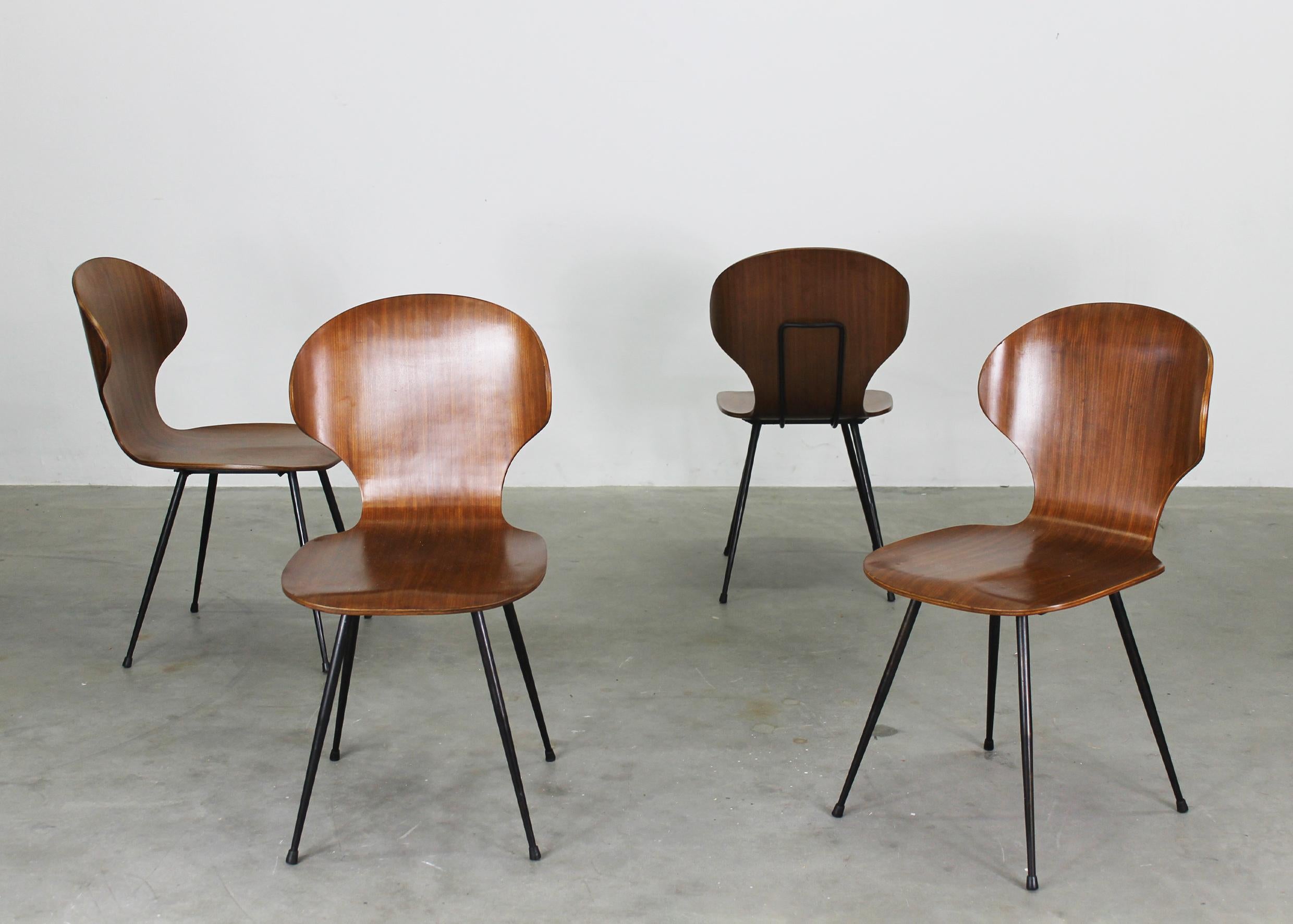 Carlo Ratti Juego de cuatro sillas de comedor Lulli de acero y madera by ILC Años 50 Italia Pintado en venta