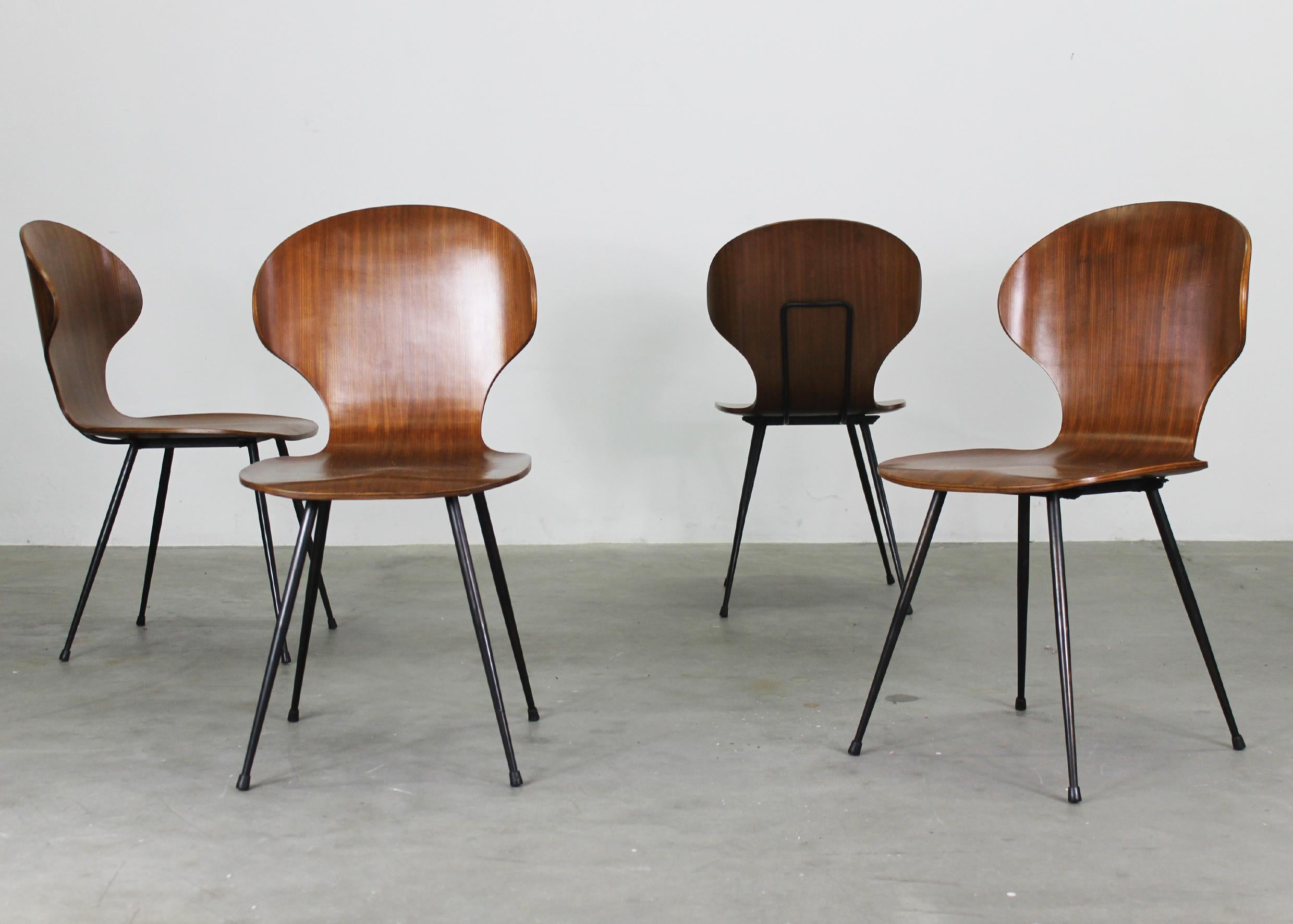 Carlo Ratti Juego de cuatro sillas de comedor Lulli de acero y madera by ILC Años 50 Italia mediados del siglo XX en venta