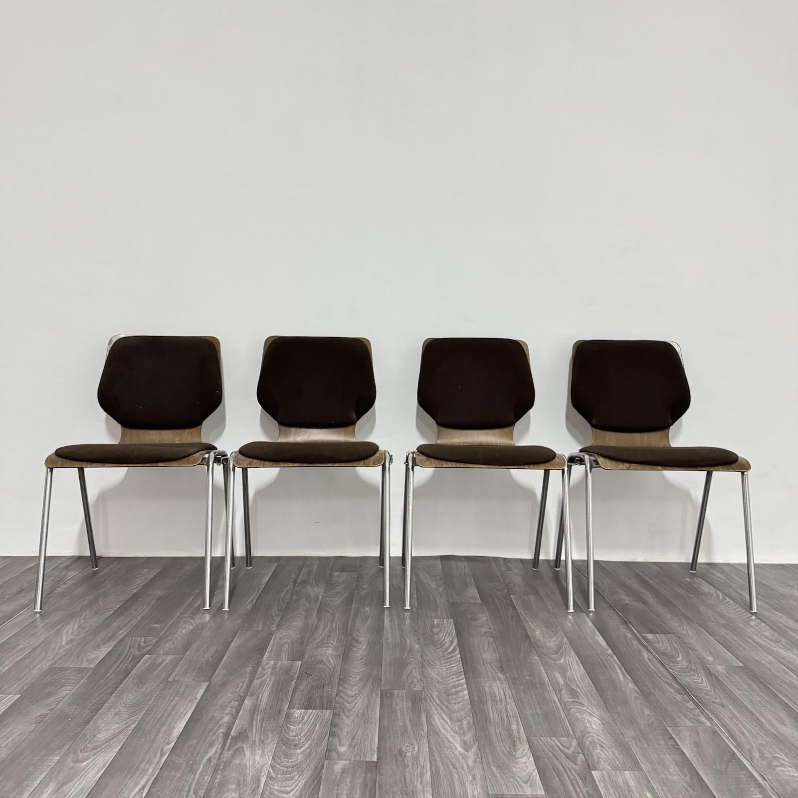 Elegante conjunto de sillas de diseño moderno de los años 70 al estilo de Carlo Ratti.

La estructura es de madera curvada compensada, con asientos y taburetes revestidos de tejido de color tabaco, que aportan comodidad y calor al conjunto. Los pies