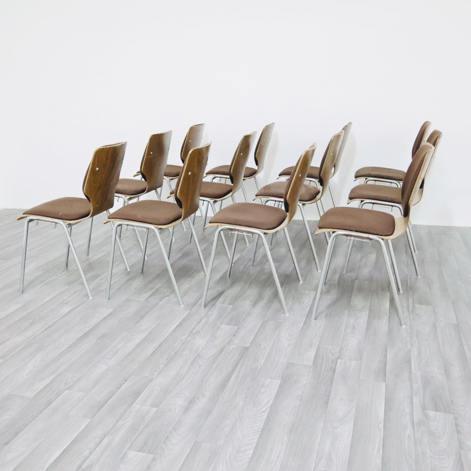 dans le style de Carlo Ratti - Ensemble de bureau, 12 chaises, 1970

Élégant ensemble de chaises au design moderniste des années 1970.

La structure est en contreplaqué courbé, les sièges et les dossiers sont recouverts de tissu couleur tabac, ce