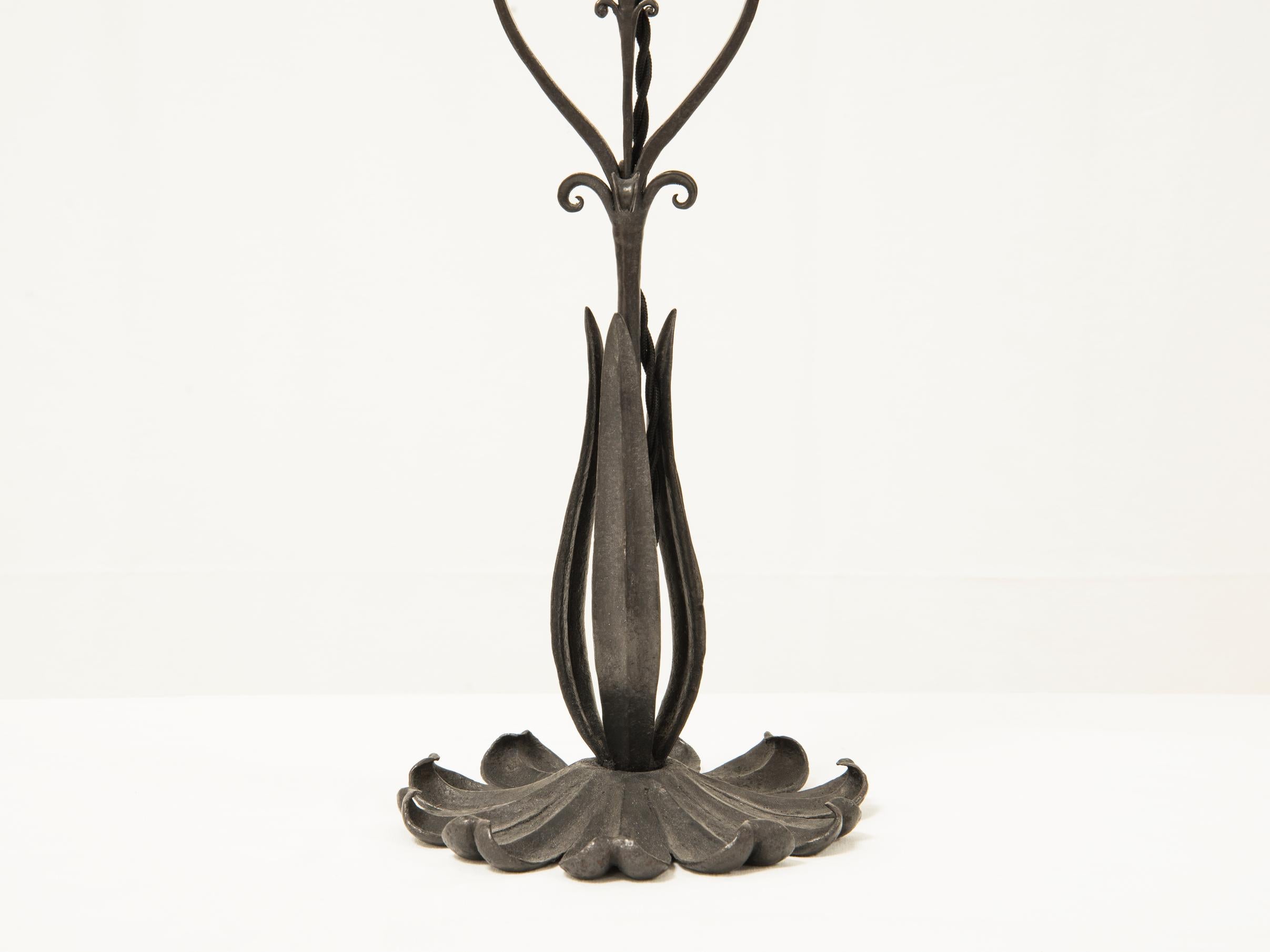 Italian Carlo Rizzarda - Table lamp in wrought iron - circa 1920 For Sale