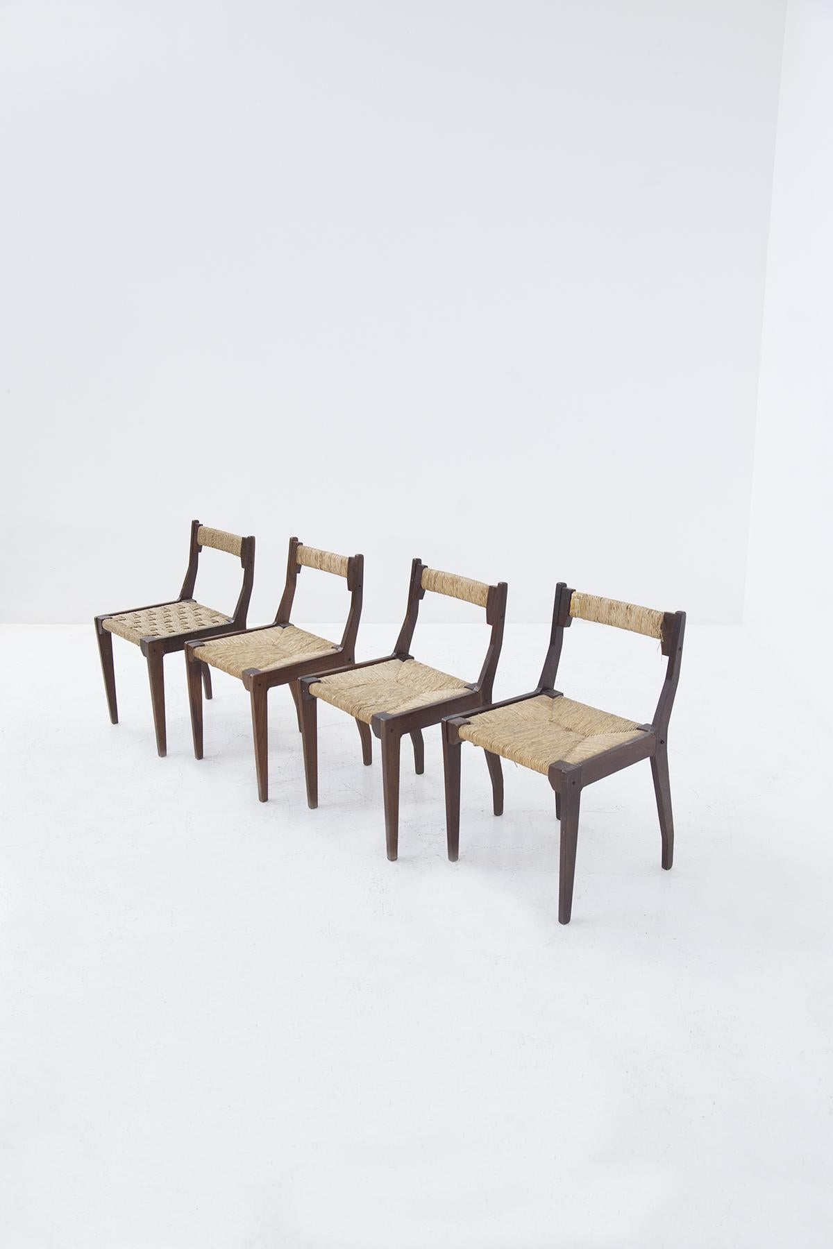 Maravilloso juego de cuatro sillas diseñadas por Carlo Santi para la manufactura Arform en los años 50. Estas sillas se caracterizan por unas líneas muy geométricas y rígidas, típicas del diseño de Santi, que les confieren un aspecto arquitectónico
