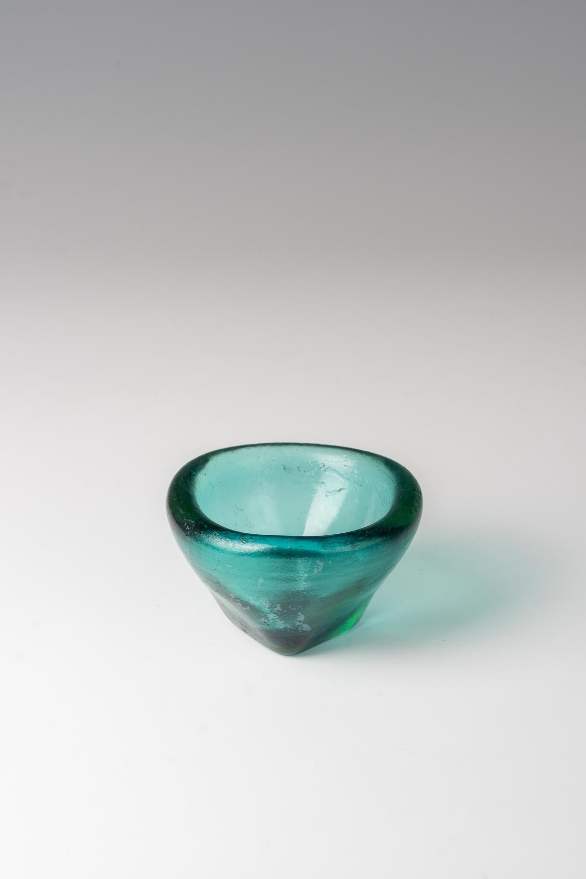 Carlo Scapa for Venini, signed
Small bowl from the corrosi series made of dipped glass, the surface of which has been completely treated with acid.

Venini Murano acid signature

Dimensions Diameter 10 cm. Height 6 cm

Literature: M. Barovier,