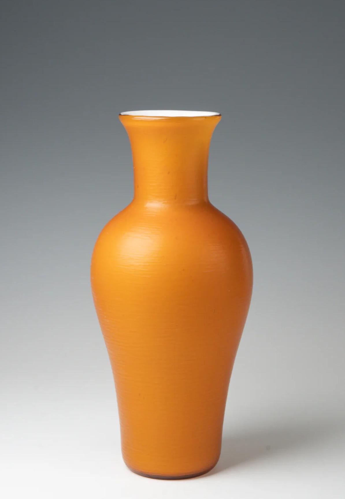 Carlo Scarpa (1906-1978), vaso 'Battuto', 1940
vetro soffiato a mano, superficie battuto
prodotto da Venini & C., Murano, Italia
firmato con timbro ad acido su due righe sul lato inferiore 