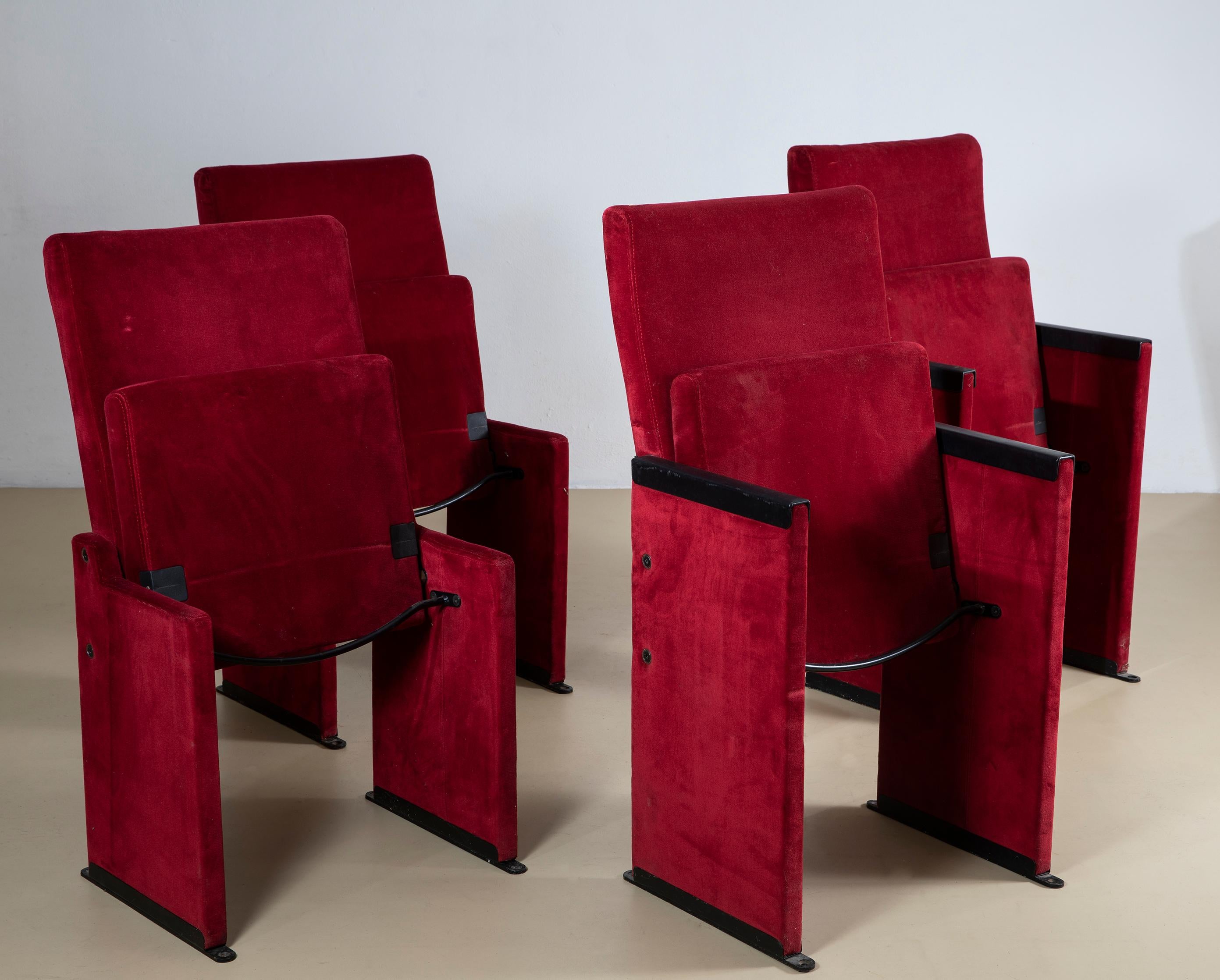 Set von 4 Poltroncine da cinema in velluto rosso, disegnate da Carlo Scarpa negli anni 60 per L'Auditorium di Via della Conciliazione a Roma, progettato da Marcello Piacentini. 
