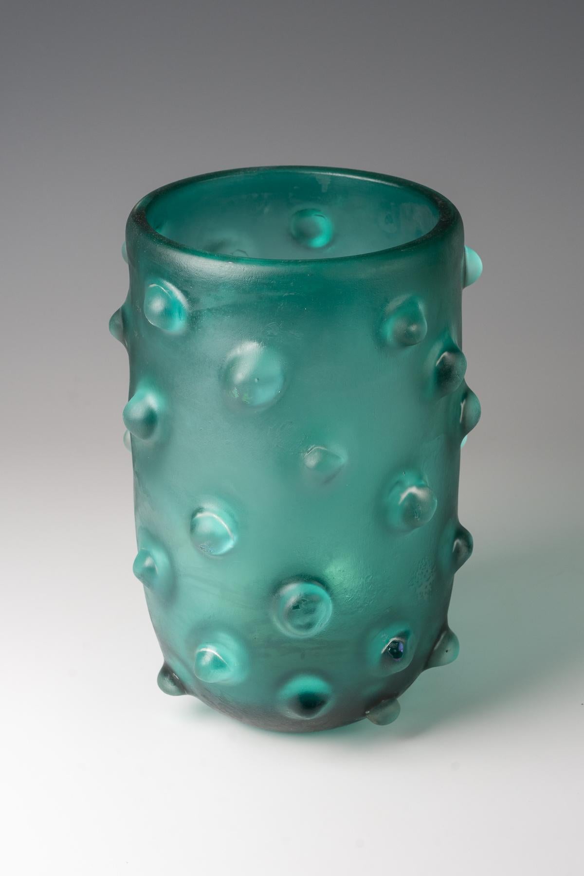 Carlo Scarpa (1906-1978), vaso 'A Bugne corroso', 1936 ca.
Model No. 4100
cilindrica con nodi, in vetro incolore e verde, incisa con una tecnica che ricorda il vetro ghiaccio (opaca, smerigliata), leggermente iridescente
realizzato da A.I.C.,
