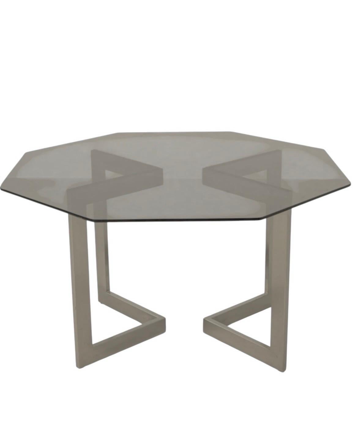 Una mesa de comedor en la encrucijada del diseño vintage y el mobiliario excepcional: esta mesa octogonal encarna un estilo atrevido y lujoso, aunque sobrio, que recuerda a los diseños de Carlo Scarpa.
Carlo Scarpa, nacido el 2 de junio de 1906 en