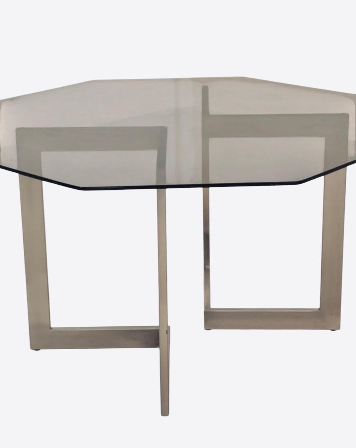 Carlo SCARPA (después) - Mesa de cristal ahumado y metal cromado - Mediados de siglo Moderno de mediados de siglo en venta