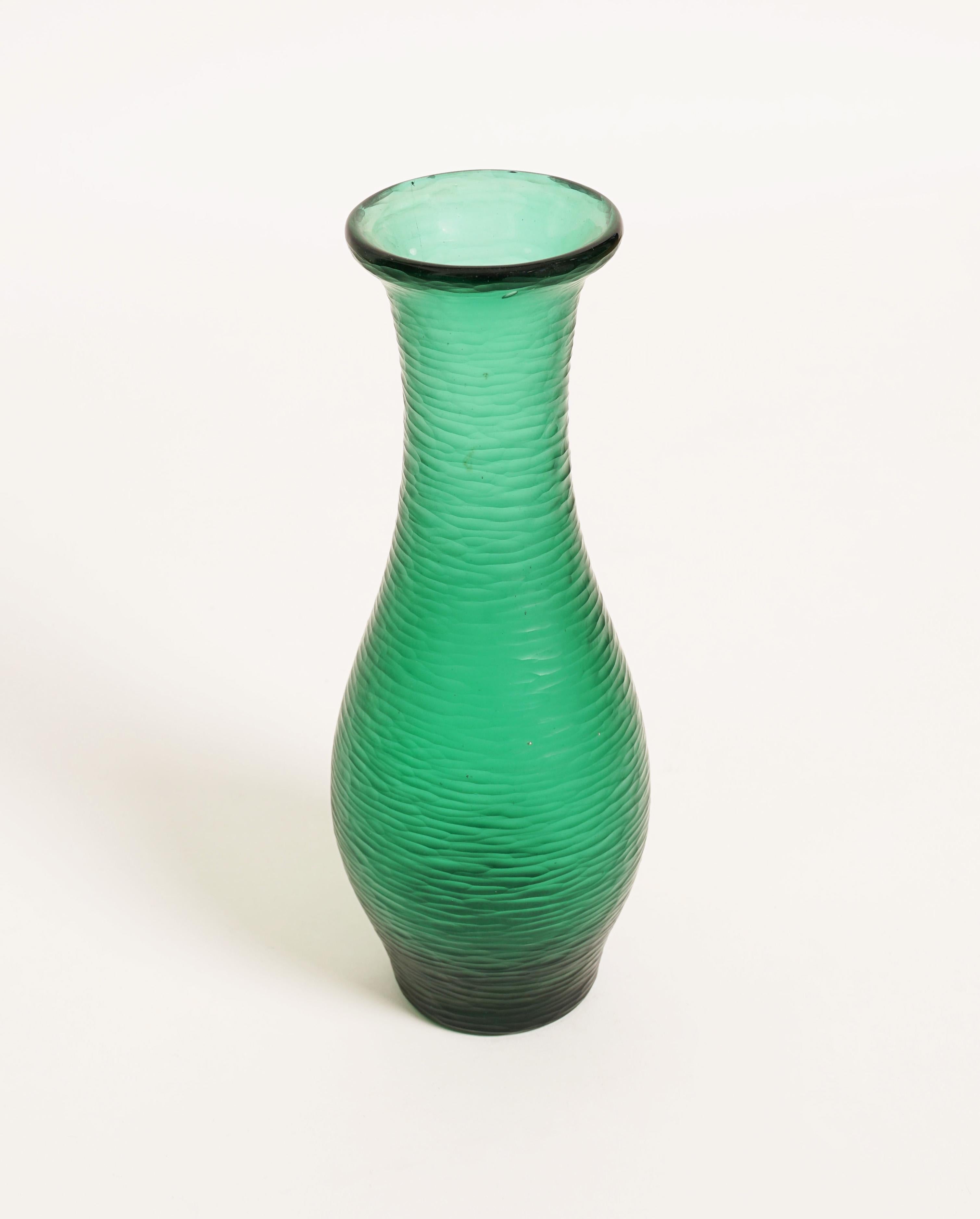Carlo Scarpa
 Vaso 'Battuto', 1938 circa
Esecuzione: Venini & C. Vetro incamiciato, verde.
Firmato: Venini murano (timbro acido). 
Misure: H. H. 27 cm (10,6