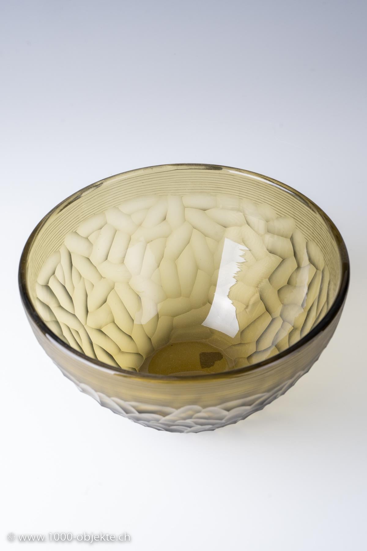 Carlo Scarpa (1906-1978), ciotola 'Battuto', bozza del 1940 ca. 1940
vetro sovrapposto, incolore e verde oliva, superficie battuto, incisione a linee orizzontali nella parte superiore
prodotto da Venini & C., Murano, Italia
10.5 x 22.5 cm
firmata