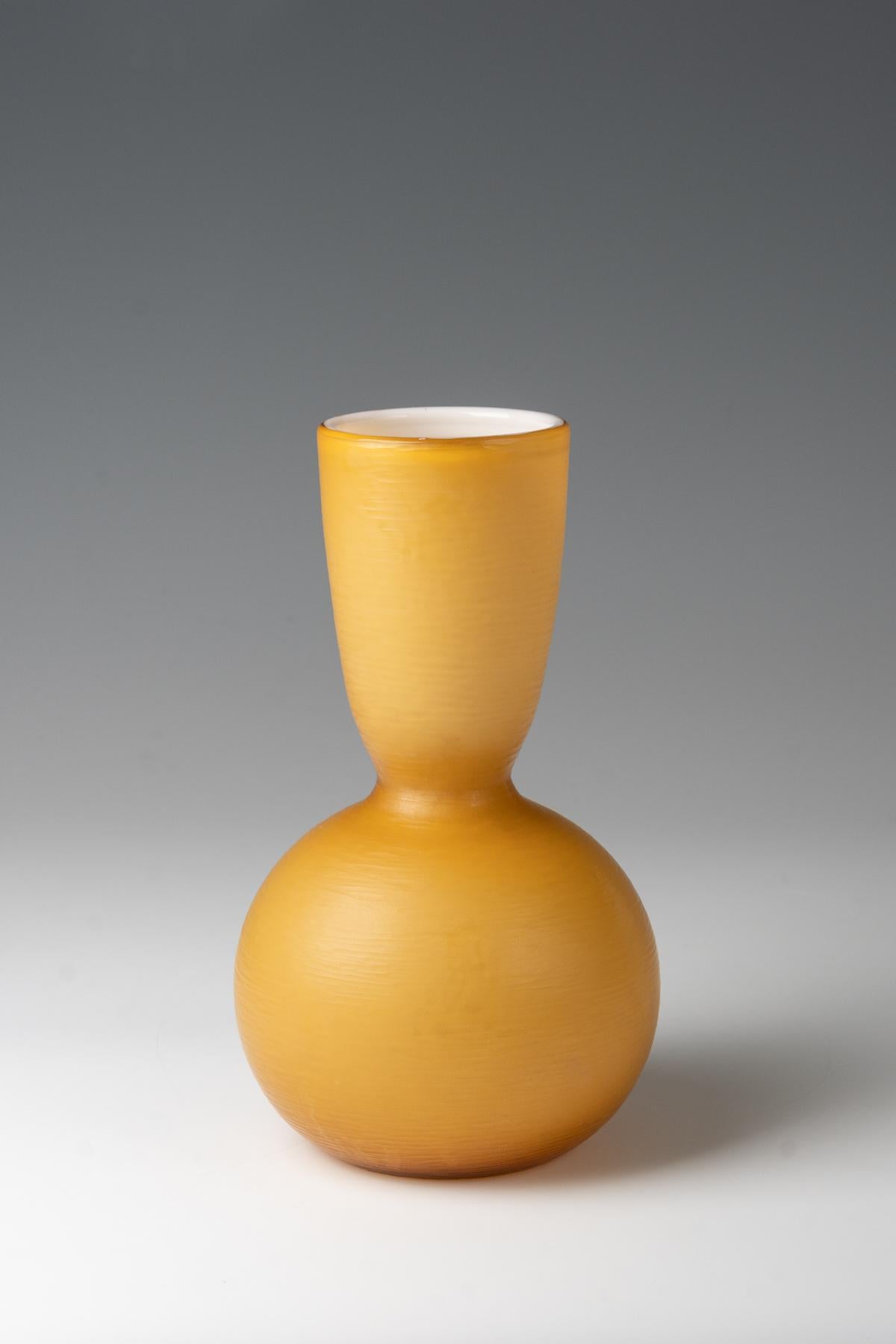 Carlo Scarpa, vaso 'Battuto', 1940

Vetro soffiato a mano, superficie battuto
prodotto da Venini & C., Murano, Italia
24 cm (altezza)
firmato con timbro ad acido su due righe sul lato inferiore 