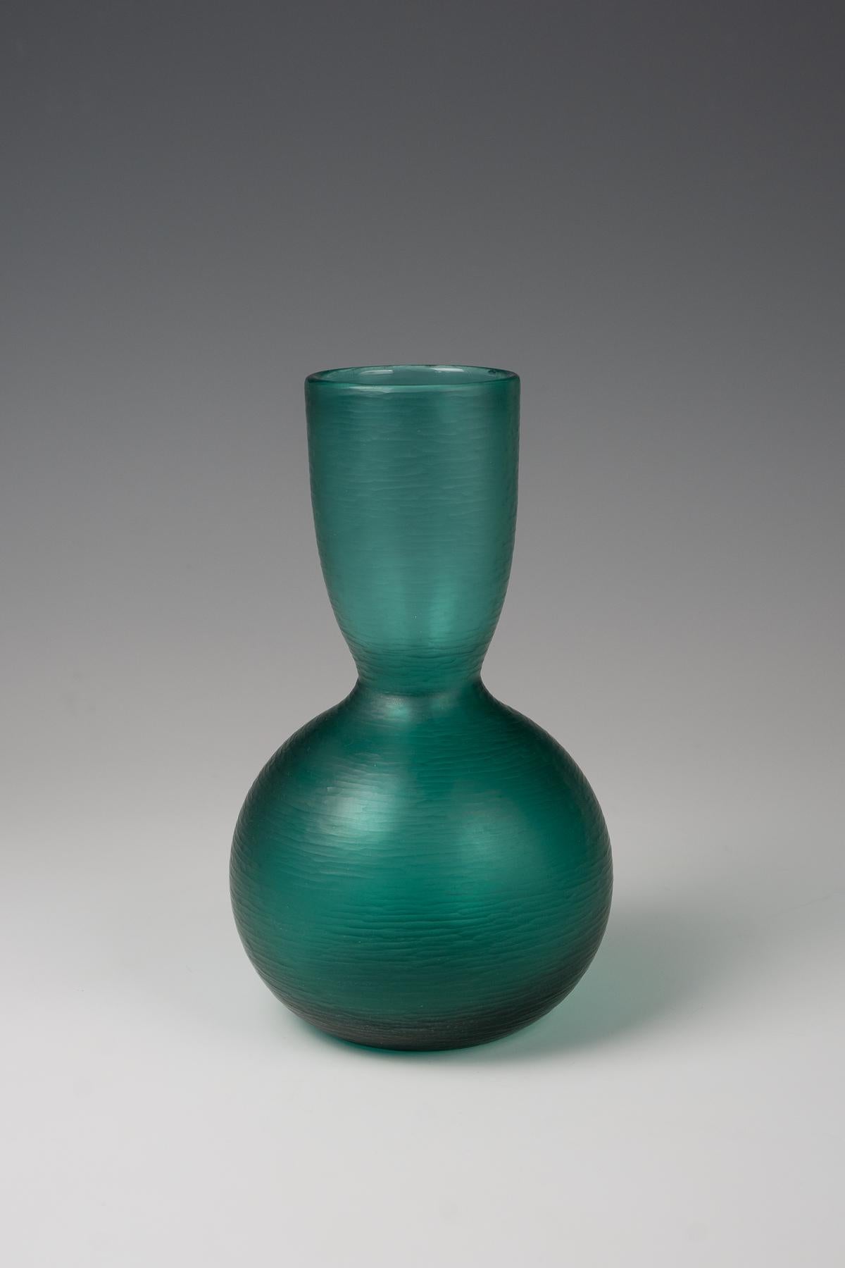 Carlo Scarpa, vaso 'Battuto', 1940

Vetro soffiato a mano, superficie battuto
prodotto da Venini & C., Murano, Italia
24 cm (altezza)
firmato con timbro ad acido su due righe sul lato inferiore 