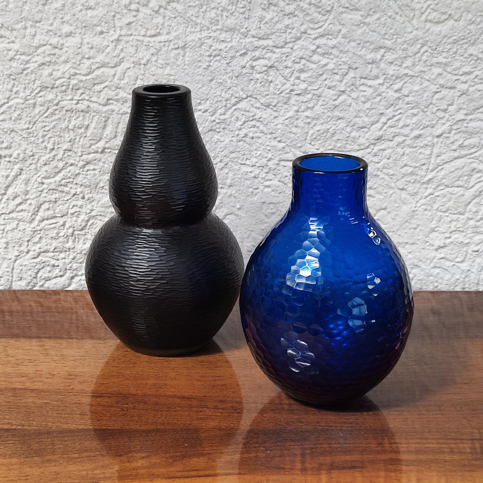 Carlo Scarpa, vaso 'Battuto', 1940. Esecuzione: A.I.C., Murano. 
Altezza 19,5 cm. 
Gli artigiani di Venini hanno realizzato questo capolavoro in vetro incolore con un sorprendente sottofondo blu. L'uso di questo colore vibrante sotto il vetro
