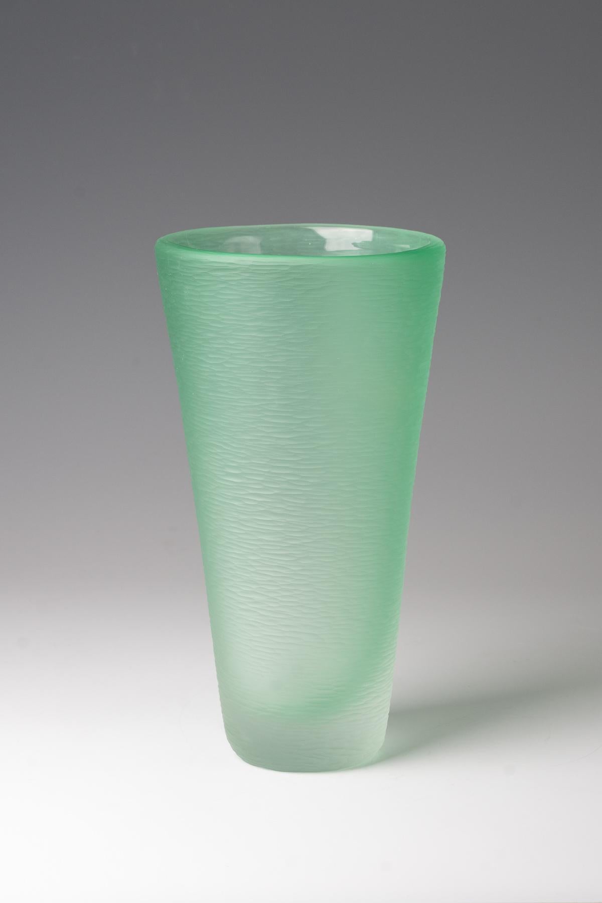 Carlo Scarpa (1906-1978), grande vaso 'battuto-velato', 1940
vetro intagliato alla ruota, superficie battuto-velato
prodotto da Venini & C., Murano, Italia
30 cm (altezza)
firmato con timbro ad acido su due righe sul lato inferiore 