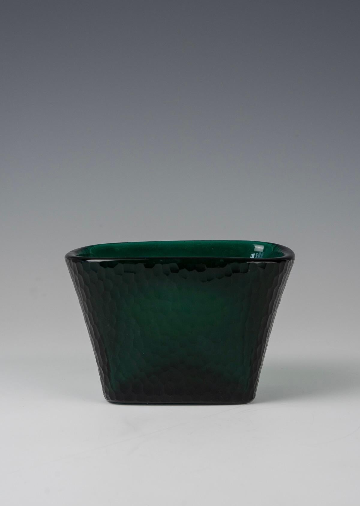 Carlo Scarpa (1906-1978), modello di ciotola 'Battuto', 1940-42
vetro soffiato a mano, superficie battuto
prodotto da Venini & C., Murano, Italia
16 x 10 x 10 cm 
firmato con timbro ad acido su quattro righe sul lato inferiore 