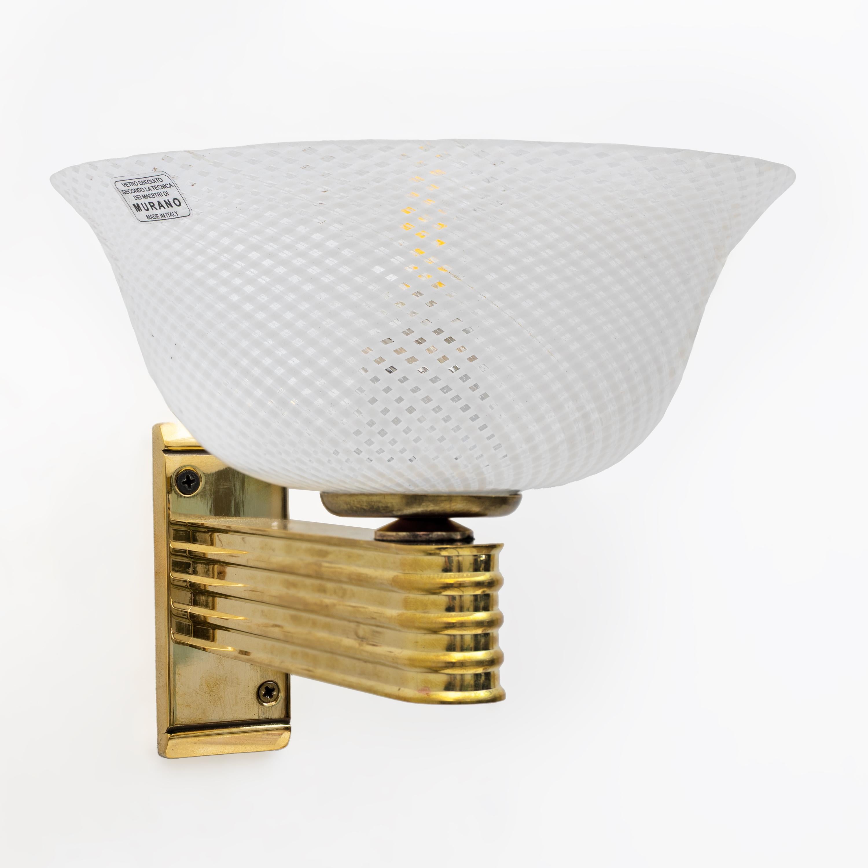 Laiton Paire d'appliques en laiton et verre de Murano 