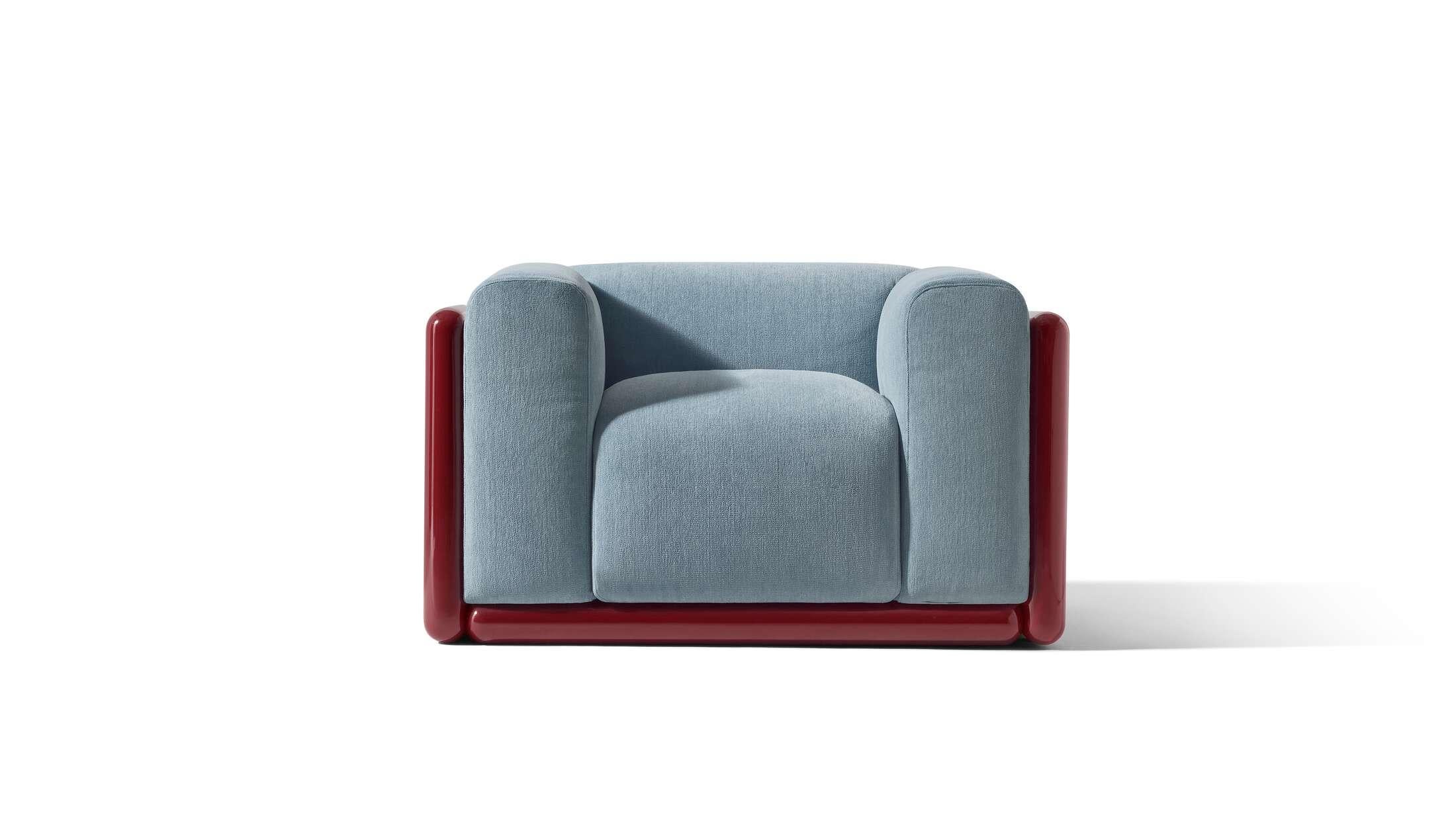 Carlo Scarpa Cornaro Armchair 
Manufactured by Cassina

SCULPTURAL ELEGANCE

A favourable balance between geometric rigour and enveloping shapes designed by maestro Carlo Scarpa.

The Cornaro armchair celebrates the encounter of two opposites