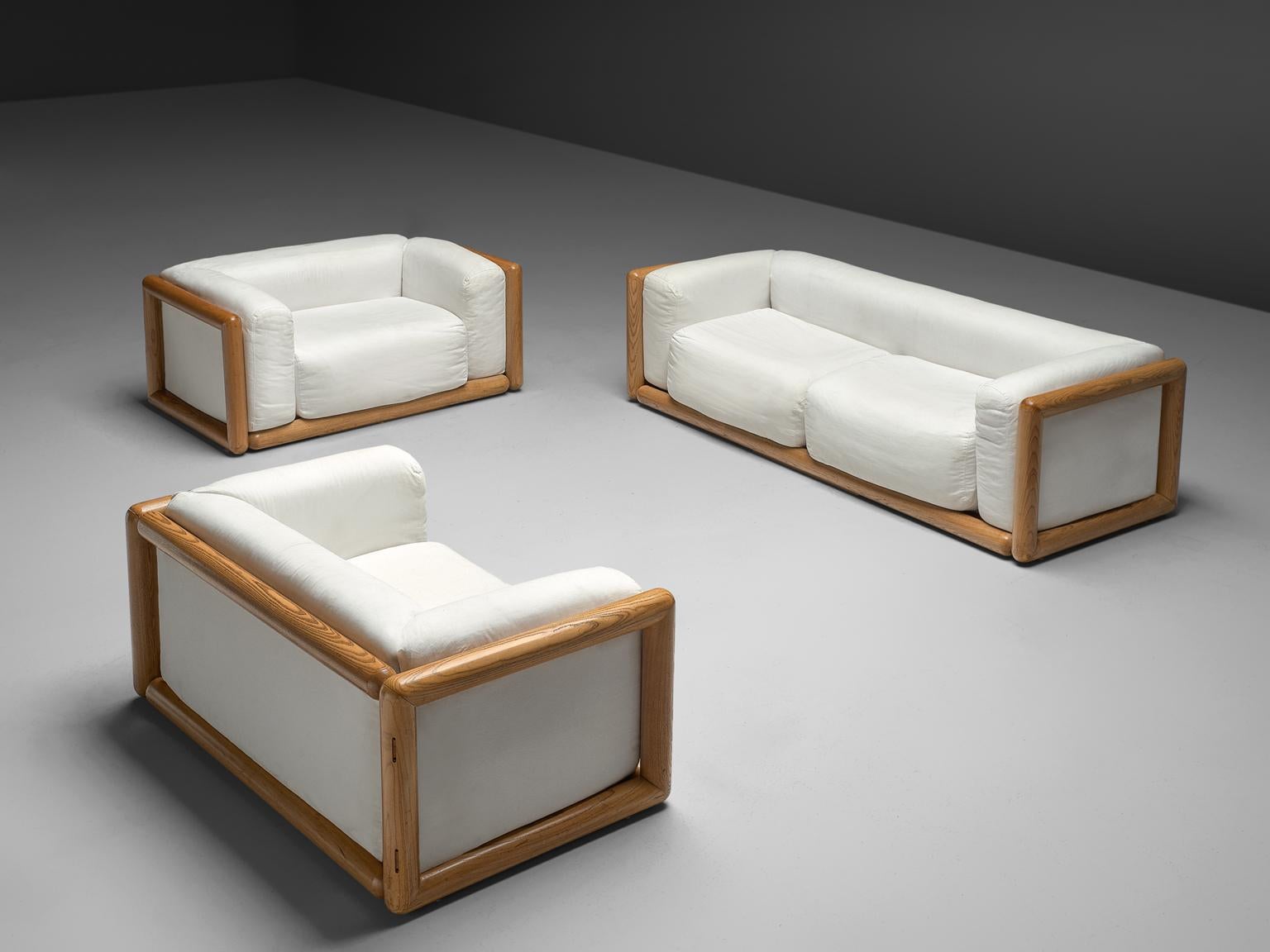 Carlo Scarpa pour Simon, canapé et chaises longues 'Cornaro', tissu blanc, bois de frêne, Italie, 1973.

Le canapé et les causeuses ont un coussin très épais et sont recouverts de tissu blanc. Les pièces ont un dossier et des accoudoirs